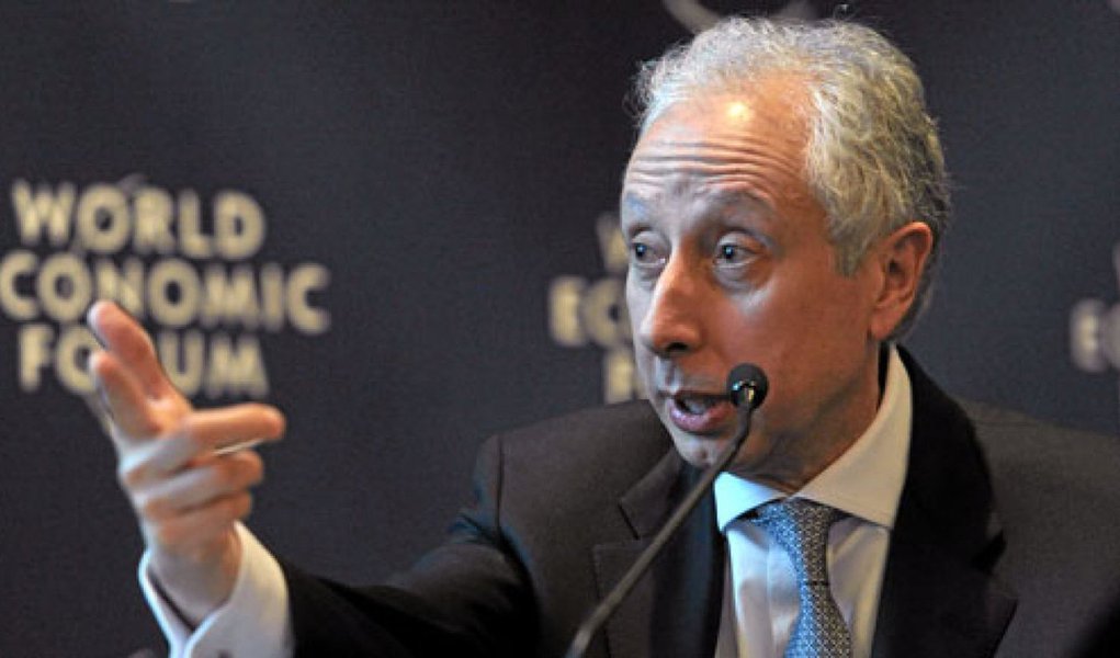 "Esteves é uma figura emblemática, mas o banco é maior que ela, é tocado pelos sócios", afirmou o presidente interino e um dos sócios do BTG, Pérsio Arida, sobre a prisão de André Esteves na Lava Jato; ele também relatou a atitude ‘pró-ativa’ do BTG de conversar com o Banco Central e demais reguladores sobre o caso e confirmou ainda os resgates de recursos por parte de clientes;"Houve saques, obviamente, mas foram aquém do que imaginávamos" (Foto: Roberta Namour) "Esteves é uma figura emblemática, mas o banco é maior que ela, é tocado pelos sócios", afirmou o presidente interino e um dos sócios do BTG, Pérsio Arida, sobre a prisão de André Esteves na Lava Jato; ele também relatou a atitude ‘pró-ativa’ do BTG de conversar com o Banco Central e demais reguladores sobre o caso e confirmou ainda os resgates de recursos por parte de clientes;"Houve saques, obviamente, mas foram aquém do que imaginávamos"