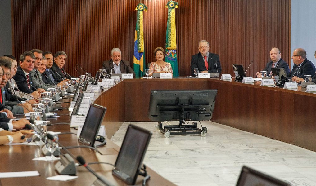 Em reunião com a presidente Dilma Rousseff nesta quinta-feira, 22, representantes da Confederação Nacional dos Municípios (CNM) manifestaram apoio à proposta do governo de recriar a CPMF, desde que a alíquota seja de 0,38% e partilhada entre União, estados e municípios; " Nós, prefeitos, defendemos a CPMF, desde que ela seja compartilhada com os municípios. Não do jeito que foi encaminhada para o Congresso", afirmou o vice-presidente da CNM, Luiz Sorvos; governo sinalizou que trabalha com a possibilidade de alíquota de 0,38% (Foto: Aquiles Lins) Em reunião com a presidente Dilma Rousseff nesta quinta-feira, 22, representantes da Confederação Nacional dos Municípios (CNM) manifestaram apoio à proposta do governo de recriar a CPMF, desde que a alíquota seja de 0,38% e partilhada entre União, estados e municípios; " Nós, prefeitos, defendemos a CPMF, desde que ela seja compartilhada com os municípios. Não do jeito que foi encaminhada para o Congresso", afirmou o vice-presidente da CNM, Luiz Sorvos; governo sinalizou que trabalha com a possibilidade de alíquota de 0,38%