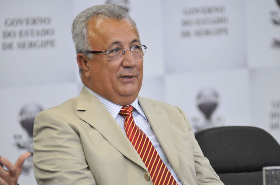 O governador Jackson Barreto (PMDB) se reuniu ontem com oito secretários, dentre os quais Jefferson Passos (Fazenda); disse que foi feito as contas para pagar o salário dos servidores referente ao mês de novembro e a diferença do 13º salário dos servidores, que já recebem uma parcela no mês do seu aniversário; ressaltou que a sua preocupação neste final de ano é com pagamento de pessoal e que vai dar para pagar a diferença do 13º, ficando o salário de dezembro para janeiro (Foto: Valter Lima) O governador Jackson Barreto (PMDB) se reuniu ontem com oito secretários, dentre os quais Jefferson Passos (Fazenda); disse que foi feito as contas para pagar o salário dos servidores referente ao mês de novembro e a diferença do 13º salário dos servidores, que já recebem uma parcela no mês do seu aniversário; ressaltou que a sua preocupação neste final de ano é com pagamento de pessoal e que vai dar para pagar a diferença do 13º, ficando o salário de dezembro para janeiro