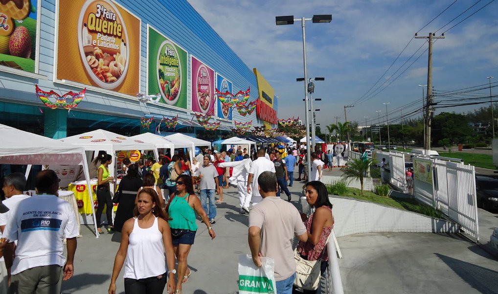 Funcionários da rede de supermercados Guanabara, no Rio de Janeiro, foram obrigados a trabalhar até três horas a mais por dia, sem receber horas extras e sem descanso, durante a edição anterior das ofertas de aniversário da empresa; a denúncia foi feita pelo Sindicato dos Empregados no Comércio do Rio de Janeiro, que no maior período de promoções da empresa – quando uma multidão de consumidores lota as 23 lojas da rede – aumenta a fiscalização nas unidades (Foto: Leonardo Lucena) Funcionários da rede de supermercados Guanabara, no Rio de Janeiro, foram obrigados a trabalhar até três horas a mais por dia, sem receber horas extras e sem descanso, durante a edição anterior das ofertas de aniversário da empresa; a denúncia foi feita pelo Sindicato dos Empregados no Comércio do Rio de Janeiro, que no maior período de promoções da empresa – quando uma multidão de consumidores lota as 23 lojas da rede – aumenta a fiscalização nas unidades
