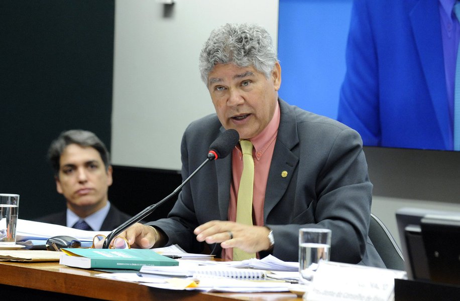O deputado Chico Alencar (Psol-RJ) afirmou, no início desta tarde, que o presidente da Câmara já está articulando sua renúncia ao comando da Casa para não perder o mandato; o líder do Psol disse que recebeu informações vindas diretamente do gabinete de Eduardo Cunha (PMDB-RJ) (Foto: Gisele Federicce) O deputado Chico Alencar (Psol-RJ) afirmou, no início desta tarde, que o presidente da Câmara já está articulando sua renúncia ao comando da Casa para não perder o mandato; o líder do Psol disse que recebeu informações vindas diretamente do gabinete de Eduardo Cunha (PMDB-RJ)