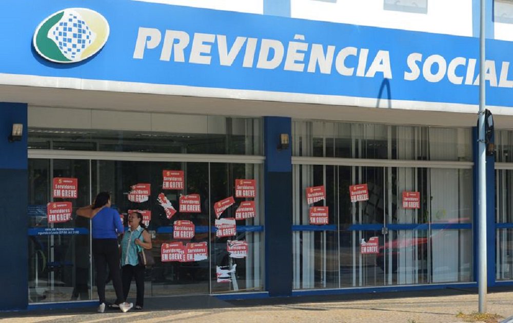 A greve no INSS, que começou no início de julho e acabará nesta segunda (28) deve fazer o governo economizar R$ 2,6 bilhões com benefícios que deixaram de ser pagos e ajudará a equipe econômica a conter o crescimento das despesas obrigatórias; a estimativa consta do Relatório Bimestral de Receitas e Despesas, documento do Ministério do Planejamento divulgado no último dia 22 com previsões sobre o Orçamento de 2015; de acordo com o Planejamento, a greve dos servidores do INSS foi a principal responsável pela queda nos gastos; a paralisação não interrompeu o pagamento dos benefícios atuais, mas diminuiu a concessão de novos benefícios (Foto: Valter Lima) A greve no INSS, que começou no início de julho e acabará nesta segunda (28) deve fazer o governo economizar R$ 2,6 bilhões com benefícios que deixaram de ser pagos e ajudará a equipe econômica a conter o crescimento das despesas obrigatórias; a estimativa consta do Relatório Bimestral de Receitas e Despesas, documento do Ministério do Planejamento divulgado no último dia 22 com previsões sobre o Orçamento de 2015; de acordo com o Planejamento, a greve dos servidores do INSS foi a principal responsável pela queda nos gastos; a paralisação não interrompeu o pagamento dos benefícios atuais, mas diminuiu a concessão de novos benefícios