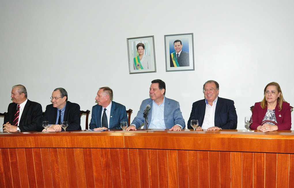 Governador Marconi Perillo recebeu, na tarde desta quarta-feira, no Palácio das Esmeraldas, o prefeito de Anápolis, João Gomes (PT), e diretores da Associação Comercial e Industrial de Anápolis (ACIA), para tratar da conclusão de obras no município; Marconi informou a eles que o planejamento de obras prioritárias do governo estadual para o próximo ano já está pronto, e que nele constam o Centro de Convenções de Anápolis, a plataforma logística multimodal, o aeroporto de cargas e o presídio de Anápolis (Foto: José Barbacena) Governador Marconi Perillo recebeu, na tarde desta quarta-feira, no Palácio das Esmeraldas, o prefeito de Anápolis, João Gomes (PT), e diretores da Associação Comercial e Industrial de Anápolis (ACIA), para tratar da conclusão de obras no município; Marconi informou a eles que o planejamento de obras prioritárias do governo estadual para o próximo ano já está pronto, e que nele constam o Centro de Convenções de Anápolis, a plataforma logística multimodal, o aeroporto de cargas e o presídio de Anápolis