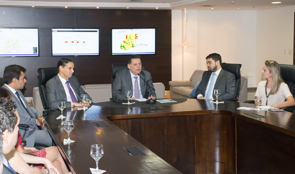 Governador lançou hoje o Grupo de Executivos Públicos que será responsável pelo monitoramento da Central de Resultados no governo estadual; “O Brasil está cansado de amadorismo. E vocês estão aqui como profissionais selecionados por mérito para um trabalho qualificado de gestão administrativa e política”, disse o tucano; equipe formada por 30 profissionais vai monitorar e propor ações que têm como objetivo melhorar a gestão pública e os serviços prestados ao cidadão goiano
(Foto: José Barbacena) Governador lançou hoje o Grupo de Executivos Públicos que será responsável pelo monitoramento da Central de Resultados no governo estadual; “O Brasil está cansado de amadorismo. E vocês estão aqui como profissionais selecionados por mérito para um trabalho qualificado de gestão administrativa e política”, disse o tucano; equipe formada por 30 profissionais vai monitorar e propor ações que têm como objetivo melhorar a gestão pública e os serviços prestados ao cidadão goiano