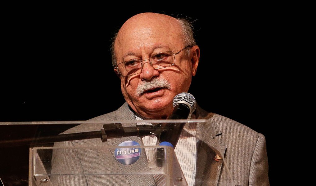 Em entrevista à Rede Brasil Atual, o ex-presidente nacional do PSB Roberto Amaral defendeu a ampliação para as forças para aquelas que se situam no chamado "campo da esquerda" na luta pela manutenção da ordem democrática; segundo ele, a carta do vice-presidente Michel Temer é "um álibi apenas, para justificar as ações dele"; "Na verdade, ele foi pego de calças curtas. O comportamento dele é o de quem transita da ambiguidade para a deslealdade", afirmou; Roberto Amaral classifica como "ambígua" a posição da líder do Rede Sustentabilidade, Marina Silva (Foto: Aquiles Lins) Em entrevista à Rede Brasil Atual, o ex-presidente nacional do PSB Roberto Amaral defendeu a ampliação para as forças para aquelas que se situam no chamado "campo da esquerda" na luta pela manutenção da ordem democrática; segundo ele, a carta do vice-presidente Michel Temer é "um álibi apenas, para justificar as ações dele"; "Na verdade, ele foi pego de calças curtas. O comportamento dele é o de quem transita da ambiguidade para a deslealdade", afirmou; Roberto Amaral classifica como "ambígua" a posição da líder do Rede Sustentabilidade, Marina Silva
