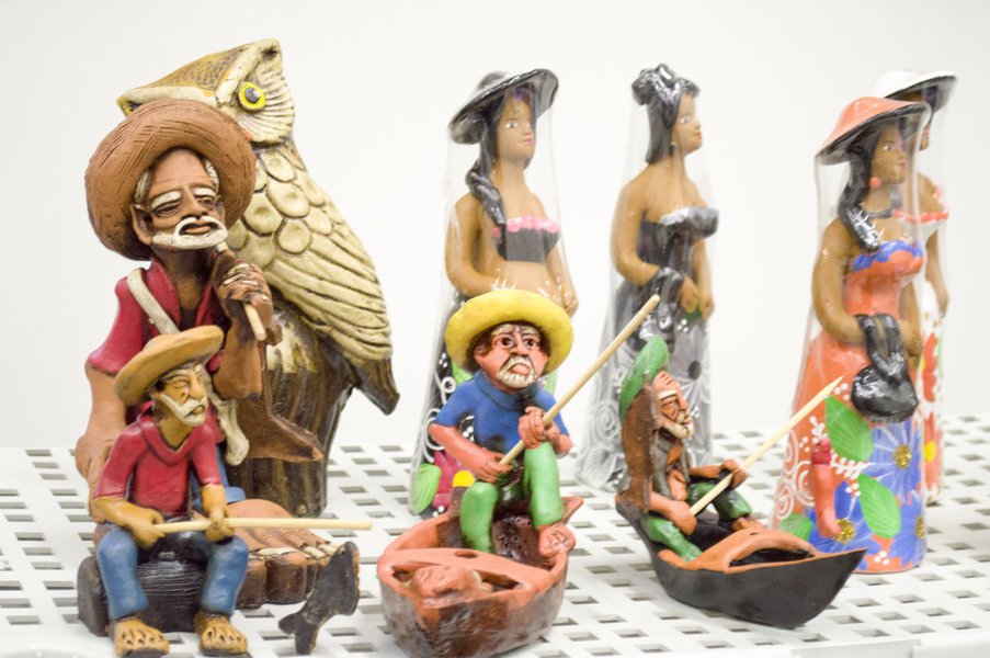 A legislação define que o artesanato deve valorizar a identidade e a cultura nacionais, especifica a destinação de uma linha de crédito especial – para financiar a comercialização da produção e a aquisição de matérias-primas e de equipamentos – e determina, ainda, a integração dessa atividade profissional com outros setores e programas de desenvolvimento econômico e social (Foto: Luis Mauro Queiroz) A legislação define que o artesanato deve valorizar a identidade e a cultura nacionais, especifica a destinação de uma linha de crédito especial – para financiar a comercialização da produção e a aquisição de matérias-primas e de equipamentos – e determina, ainda, a integração dessa atividade profissional com outros setores e programas de desenvolvimento econômico e social