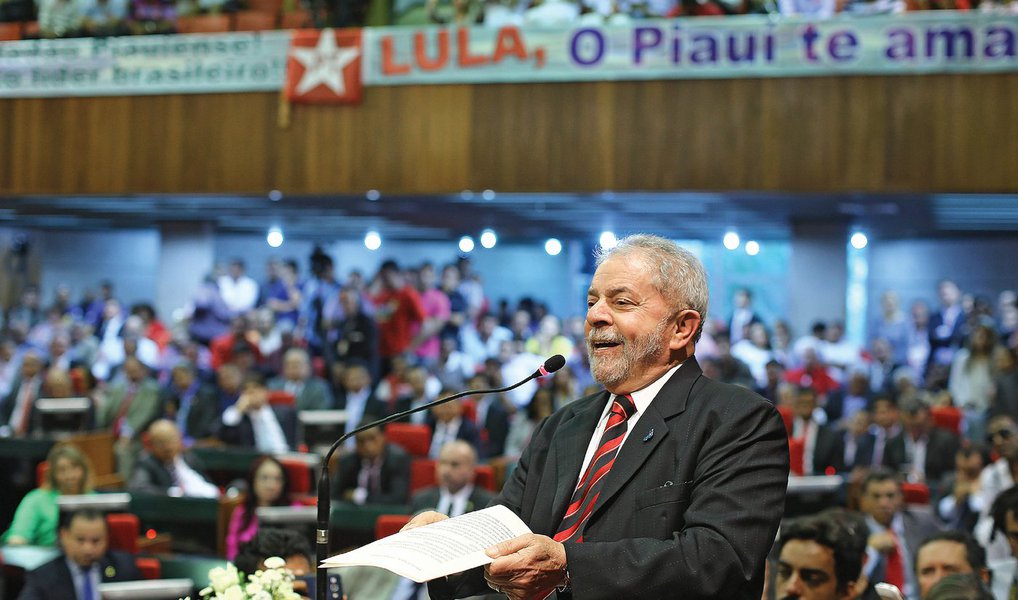 O ex-presidente Luiz Inácio Lula da Silva disse, nesta quarta (21), em Teresina (PI), que o país vive um "momento de ódio", mas que ele dorme com a "consciência tranquila"; Lula viajou ao Piauí para receber os títulos de cidadão piauiense e teresinense concedidos por petistas do Estado; "Eu sei o que fizemos pelo Brasil. Não faço política atrás de agradecimento. Político é assim, não espere agradecimento. O melhor agradecimento é deitar com sua consciência tranquila todo dia e é o que eu faço. Fiz o que era justo para meu país", discursou; "As manchetes dos jornais condenam antes de as pessoas saberem que têm um processo contra elas. Muita gente fica nervosa e precisa ter calma", disse (Foto: Valter Lima) O ex-presidente Luiz Inácio Lula da Silva disse, nesta quarta (21), em Teresina (PI), que o país vive um "momento de ódio", mas que ele dorme com a "consciência tranquila"; Lula viajou ao Piauí para receber os títulos de cidadão piauiense e teresinense concedidos por petistas do Estado; "Eu sei o que fizemos pelo Brasil. Não faço política atrás de agradecimento. Político é assim, não espere agradecimento. O melhor agradecimento é deitar com sua consciência tranquila todo dia e é o que eu faço. Fiz o que era justo para meu país", discursou; "As manchetes dos jornais condenam antes de as pessoas saberem que têm um processo contra elas. Muita gente fica nervosa e precisa ter calma", disse