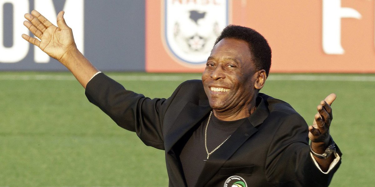 Seu talento e sucesso foram várias vezes reconhecidos antes e depois de pendurar as chuteiras, em 1977; em votação aberta ao mundo, Pelé foi escolhido como o atleta do século em 1981; a polêmica em torno da escolha foi encerrada em 1999, quando ninguém menos que o Comitê Olímpico Internacional ratificou o título (Foto: Luis Mauro Queiroz) Seu talento e sucesso foram várias vezes reconhecidos antes e depois de pendurar as chuteiras, em 1977; em votação aberta ao mundo, Pelé foi escolhido como o atleta do século em 1981; a polêmica em torno da escolha foi encerrada em 1999, quando ninguém menos que o Comitê Olímpico Internacional ratificou o título