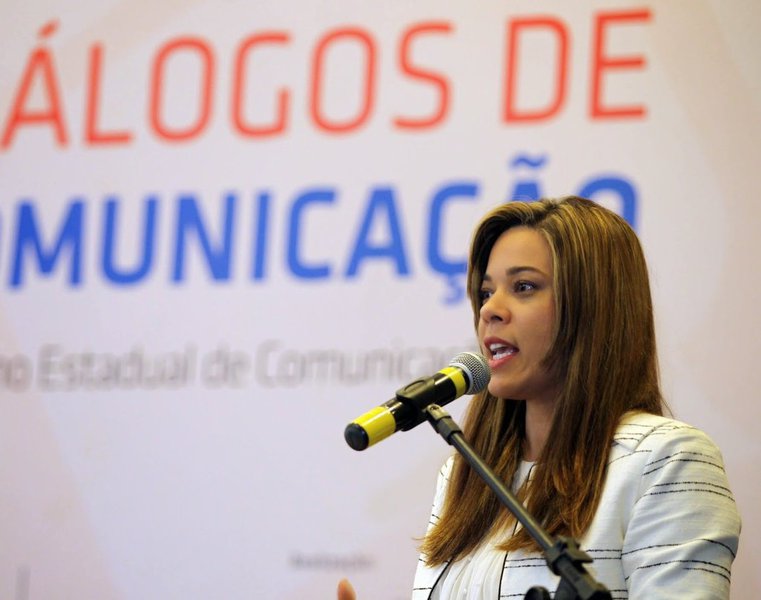 A presidente da União dos Municípios da Bahia (UPB), Maria Quitéria, volta a prever muita dificuldade para os prefeitos baianos para 2016, por causa, sobretudo, da queda do repasse de recursos da União aos municípios e por causa da queda de arrecadação local; ela diz que o assunto que domina a pauta dos gestores com o governo federal é o retorno da cobrança da CPMF; "Queremos uma solução que seja boa, e a solução apontada pelo governo foi a volta da CPMF. Inicialmente chegamos, sim, ao consenso de que precisamos de aporte financeiro para os municípios fecharem as contas. Não temos dinheiro para 2016" (Foto: Romulo Faro) A presidente da União dos Municípios da Bahia (UPB), Maria Quitéria, volta a prever muita dificuldade para os prefeitos baianos para 2016, por causa, sobretudo, da queda do repasse de recursos da União aos municípios e por causa da queda de arrecadação local; ela diz que o assunto que domina a pauta dos gestores com o governo federal é o retorno da cobrança da CPMF; "Queremos uma solução que seja boa, e a solução apontada pelo governo foi a volta da CPMF. Inicialmente chegamos, sim, ao consenso de que precisamos de aporte financeiro para os municípios fecharem as contas. Não temos dinheiro para 2016"