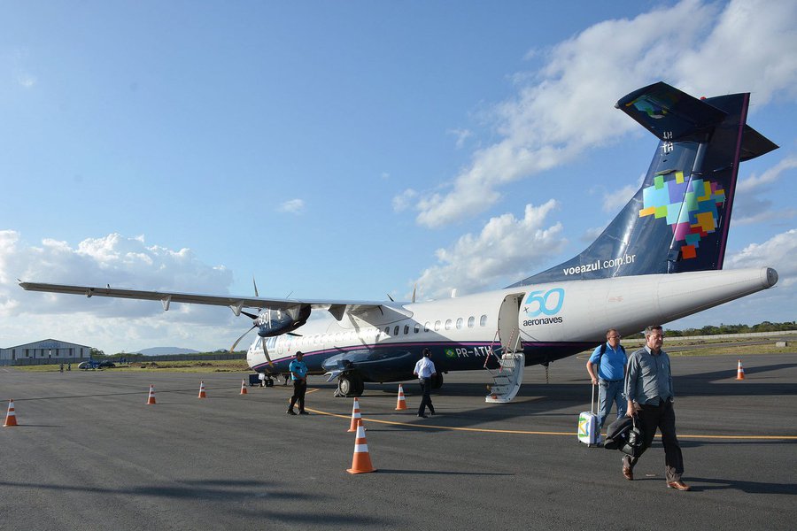O Aeroporto Governador João Durval Carneiro, em Feira de Santana, comemora um ano de operação comercial com voos regulares semanalmente para as principais cidades do País; são aproximadamente 100 destinos à disposição dos feirenses e moradores da região do Portal do Sertão, a partir de conexões; desde setembro do ano passado, os passageiros não precisam mais se deslocar para Salvador para viajar de avião; após o retorno da operação regular, foram 23.078 embarques e desembarques no terminal; os investimentos de aproximadamente R$ 8 milhões do governo da Bahia em obras de recuperação do sítio, como a pista de pouso e decolagem, possibilitaram que o terminal voltasse a receber os voos comerciais (Foto: Romulo Faro) O Aeroporto Governador João Durval Carneiro, em Feira de Santana, comemora um ano de operação comercial com voos regulares semanalmente para as principais cidades do País; são aproximadamente 100 destinos à disposição dos feirenses e moradores da região do Portal do Sertão, a partir de conexões; desde setembro do ano passado, os passageiros não precisam mais se deslocar para Salvador para viajar de avião; após o retorno da operação regular, foram 23.078 embarques e desembarques no terminal; os investimentos de aproximadamente R$ 8 milhões do governo da Bahia em obras de recuperação do sítio, como a pista de pouso e decolagem, possibilitaram que o terminal voltasse a receber os voos comerciais