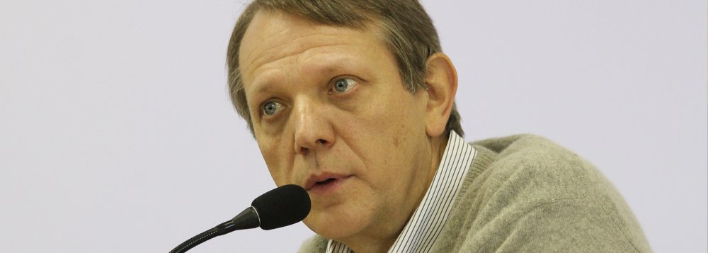 O cientista político André Singer avalia, em texto publicado neste sábado (24) que o PT acertou ao, através do seu presidente, Rui Falcão, ao defender mudanças na economia; para ele, as declarações de Falcão permitem que "a legenda volte a habitar o campo da esquerda, fazendo o necessário contraponto às teses em favor de mais cortes e recessão"; "Sem afrontar Dilma, mostrou que a agremiação tem vida própria e precisa ser ouvida. Se não houver oposição consistente ao austericídio, a política brasileira ficará manca. A ideologia, os interesses e mesmo os argumentos que sustentam a necessidade de dar prioridade absoluta ao problema fiscal são respeitáveis, embora eu discorde", diz (Foto: Valter Lima) O cientista político André Singer avalia, em texto publicado neste sábado (24) que o PT acertou ao, através do seu presidente, Rui Falcão, ao defender mudanças na economia; para ele, as declarações de Falcão permitem que "a legenda volte a habitar o campo da esquerda, fazendo o necessário contraponto às teses em favor de mais cortes e recessão"; "Sem afrontar Dilma, mostrou que a agremiação tem vida própria e precisa ser ouvida. Se não houver oposição consistente ao austericídio, a política brasileira ficará manca. A ideologia, os interesses e mesmo os argumentos que sustentam a necessidade de dar prioridade absoluta ao problema fiscal são respeitáveis, embora eu discorde", diz
