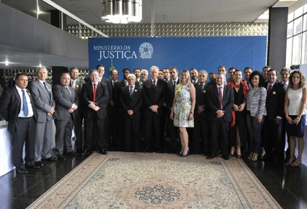Recursos serão destinados para aquisição de equipamentos, ampliação e implantação de Oficinas de Capacitação Profissional e estruturação de 22 unidades de saúde para o Sistema Prisional goiano; assinatura ocorreu durante a 5ª Reunião de Integração entre o Depen e secretários de Segurança, de Justiça e de Administração Penitenciária do Brasil; no total, o governo federal se compromete a disponibilizar R$ 39 milhões para todos os estados investirem na melhoria ao atendimento à saúde dos reeducandos; outros R$ 26 milhões serão destinados às oficinas de capacitação (Foto: Realle Palazzo-Martini) Recursos serão destinados para aquisição de equipamentos, ampliação e implantação de Oficinas de Capacitação Profissional e estruturação de 22 unidades de saúde para o Sistema Prisional goiano; assinatura ocorreu durante a 5ª Reunião de Integração entre o Depen e secretários de Segurança, de Justiça e de Administração Penitenciária do Brasil; no total, o governo federal se compromete a disponibilizar R$ 39 milhões para todos os estados investirem na melhoria ao atendimento à saúde dos reeducandos; outros R$ 26 milhões serão destinados às oficinas de capacitação