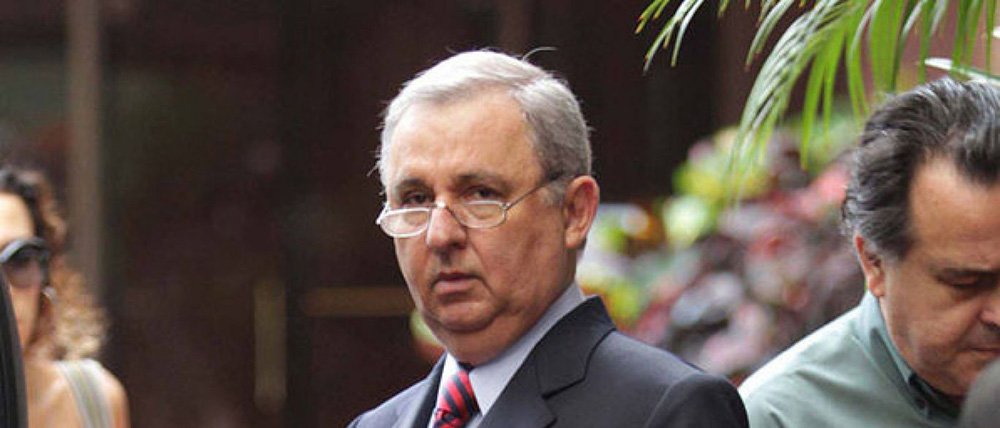 A Justiça Federal em Porto Alegre negou nesta sexta (27) pedido de liberdade ao empresário José Carlos Bumlai, preso terça (24); na decisão, o desembargador João Pedro Gebran Neto, do Tribunal Regional Federal da 4ª Região, entendeu que Bumlai deve continuar preso devido aos indícios dos crimes pelos quais o empresário é acusado; de acordo com o desembargador, há provas dos crimes de corrupção envolvendo pagamento de propina a ex-dirigentes da Petrobras e ao PT na contratação de um navio-sonda pela estatal (Foto: Valter Lima) A Justiça Federal em Porto Alegre negou nesta sexta (27) pedido de liberdade ao empresário José Carlos Bumlai, preso terça (24); na decisão, o desembargador João Pedro Gebran Neto, do Tribunal Regional Federal da 4ª Região, entendeu que Bumlai deve continuar preso devido aos indícios dos crimes pelos quais o empresário é acusado; de acordo com o desembargador, há provas dos crimes de corrupção envolvendo pagamento de propina a ex-dirigentes da Petrobras e ao PT na contratação de um navio-sonda pela estatal