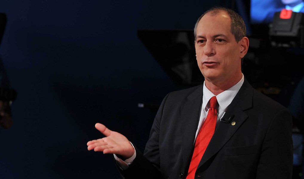 “Eu acho que nós deveríamos ter uma agenda bem prática, que começasse com o compromisso de entender a interdição da relação do poder executivo presidencialista brasileiro com o Congresso Nacional atual, na forma como ele está desenhado”, afirmou o ex-ministro Ciro Gomes; com o foco na economia, Ciro acredita que pelo menos duas ações seriam necessárias como bandeiras dos movimentos para que o país pudesse retomar o crescimento econômico: redução dos juros e maior intervenção do governo no mercado de câmbio, medidas que, segundo destacou, “o governo não teve a menor audácia de fazer”
(Foto: Valter Lima) “Eu acho que nós deveríamos ter uma agenda bem prática, que começasse com o compromisso de entender a interdição da relação do poder executivo presidencialista brasileiro com o Congresso Nacional atual, na forma como ele está desenhado”, afirmou o ex-ministro Ciro Gomes; com o foco na economia, Ciro acredita que pelo menos duas ações seriam necessárias como bandeiras dos movimentos para que o país pudesse retomar o crescimento econômico: redução dos juros e maior intervenção do governo no mercado de câmbio, medidas que, segundo destacou, “o governo não teve a menor audácia de fazer”