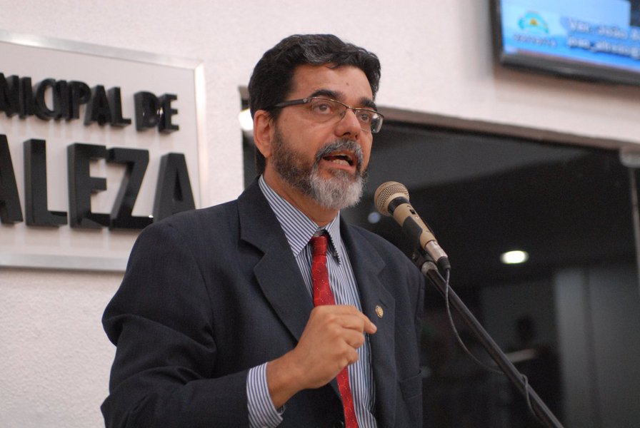 Em meio à polêmica da ocupação do prédio da Secultfor, o vereador João Alfredo (Psol) promove debate sobre a implementação do Fundo Municipal de Cultura (FMC), na tarde desta terça-feira, no Teatro Morro do Ouro, no Centro. De acordo com o parlamentar, o FMC ainda não se encontra em pleno funcionamento, sendo portanto uma das pautas de reivindicação dos manifestantes (Foto: Rodrigo Rocha) Em meio à polêmica da ocupação do prédio da Secultfor, o vereador João Alfredo (Psol) promove debate sobre a implementação do Fundo Municipal de Cultura (FMC), na tarde desta terça-feira, no Teatro Morro do Ouro, no Centro. De acordo com o parlamentar, o FMC ainda não se encontra em pleno funcionamento, sendo portanto uma das pautas de reivindicação dos manifestantes