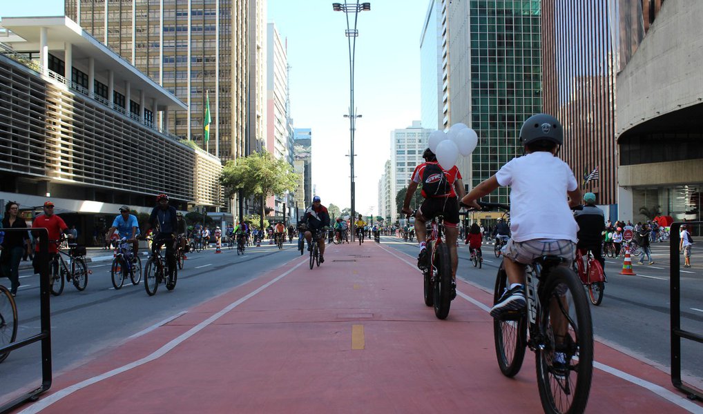 Mesmo a contragosto do Ministério Público de São Paulo, a decisão da Prefeitura de fechar a Avenida Paulista para carros nos domingos foi aprovada por pedestres e ciclistas que transitaram pelo local; "Tem mais espaço para convívio, se olhar nos olhos. Não tem espaço para discriminação. Tem que ter mais lugares assim", disse a dançarina Iramaia Gongora; a via, que fica na região central da cidade, terá o tráfego de veículos interrompido todos os domingos, das 9h as 17h (Foto: Aquiles Lins) Mesmo a contragosto do Ministério Público de São Paulo, a decisão da Prefeitura de fechar a Avenida Paulista para carros nos domingos foi aprovada por pedestres e ciclistas que transitaram pelo local; "Tem mais espaço para convívio, se olhar nos olhos. Não tem espaço para discriminação. Tem que ter mais lugares assim", disse a dançarina Iramaia Gongora; a via, que fica na região central da cidade, terá o tráfego de veículos interrompido todos os domingos, das 9h as 17h