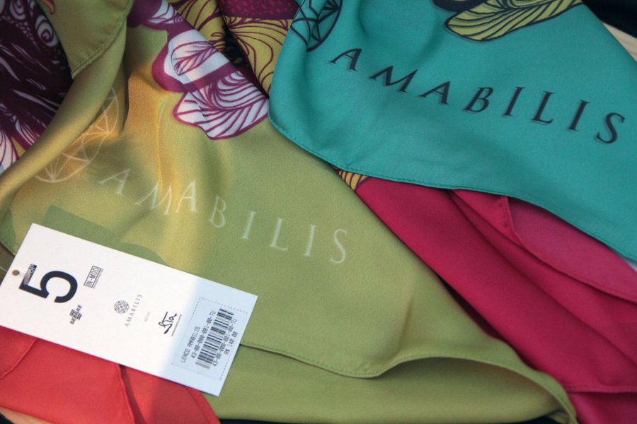 O Sebrae e o Instituto Nacional de Moda e Design (In-Mod) lançaram uma nova ação do projeto Contextualizar Moda II que tem o objetivo de mapear, preparar e permitir a inserção dos pequenos negócios no mercado de alto valor agregado da moda; Batizada de Top Five, a iniciativa vai acompanhar por 12 meses a atuação de cinco empresas brasileiras, inclusive dando consultoria para o desenvolvimento de coleções; A melhor pontuada vai dividir o palco com estilistas e marcas renomadas no maior evento do calendário de moda no Hemisfério Sul (Foto: Luis Mauro Queiroz) O Sebrae e o Instituto Nacional de Moda e Design (In-Mod) lançaram uma nova ação do projeto Contextualizar Moda II que tem o objetivo de mapear, preparar e permitir a inserção dos pequenos negócios no mercado de alto valor agregado da moda; Batizada de Top Five, a iniciativa vai acompanhar por 12 meses a atuação de cinco empresas brasileiras, inclusive dando consultoria para o desenvolvimento de coleções; A melhor pontuada vai dividir o palco com estilistas e marcas renomadas no maior evento do calendário de moda no Hemisfério Sul
