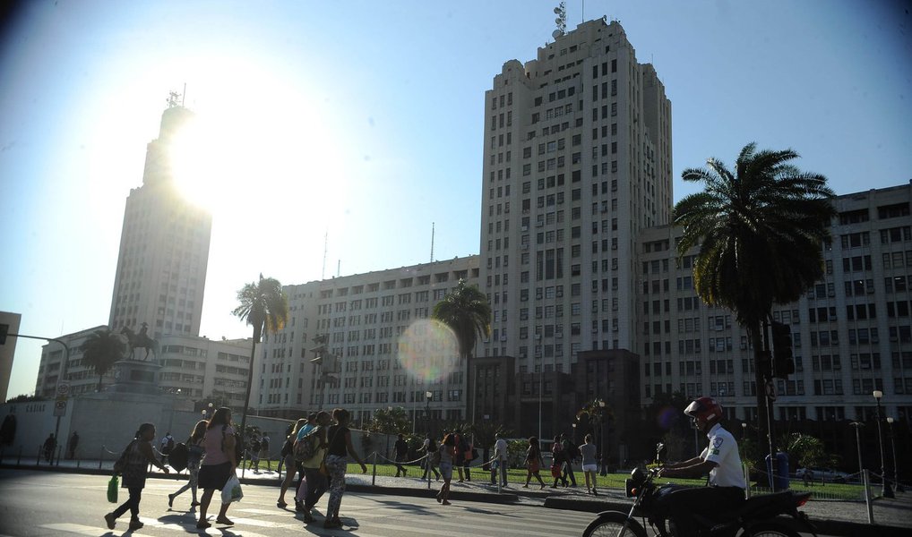Segundo o Instituto Nacional de Meteorologia (Inmet), os termômetros marcaram 42,1 graus Celsius em Marambaia, zona oeste da capital; com o calor e o sol forte, as praias ficaram lotadas; previsão nesta sexta-feira 16, os termômetros devem registrar mais de 40ºC em alguns pontos da cidade, mas no sábado 17 a temperatura deve cair bastante (Foto: Gisele Federicce) Segundo o Instituto Nacional de Meteorologia (Inmet), os termômetros marcaram 42,1 graus Celsius em Marambaia, zona oeste da capital; com o calor e o sol forte, as praias ficaram lotadas; previsão nesta sexta-feira 16, os termômetros devem registrar mais de 40ºC em alguns pontos da cidade, mas no sábado 17 a temperatura deve cair bastante