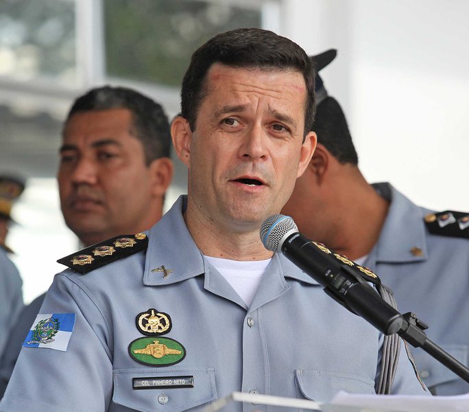 O governo do Rio anunciou que o comandante da Polícia Militar do Rio de Janeiro, coronel Alberto Pinheiro Neto, será substituído a partir de 4 de janeiro pelo Coronel Edison Duarte dos Santos Júnior, que atualmente chefia a Coordenadoria Especial de Assuntos Olímpicos, cargo que ocupa desde o início de 2015; de acordo com a Secretaria de Estado de Segurança, há menos de um ano no comando, Neto pediu para deixar o cargo (Foto: Romulo Faro) O governo do Rio anunciou que o comandante da Polícia Militar do Rio de Janeiro, coronel Alberto Pinheiro Neto, será substituído a partir de 4 de janeiro pelo Coronel Edison Duarte dos Santos Júnior, que atualmente chefia a Coordenadoria Especial de Assuntos Olímpicos, cargo que ocupa desde o início de 2015; de acordo com a Secretaria de Estado de Segurança, há menos de um ano no comando, Neto pediu para deixar o cargo