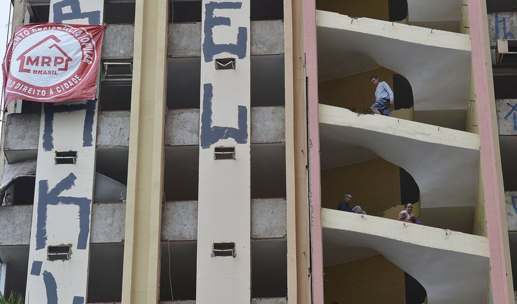 Manifestantes do Movimento Resistência Popular (MRP), de luta pelo direito à moradia, ocuparam o prédio abandonado do Torre Palace Hotel, no centro de Brasília; segundo um dos coordenadores do movimento, Francinaldo Silva, cerca de 400 famílias estão no local; “O governo apontou uma área, nos alojou com todo o aparelhamento público e, do nada, chegou e nos retirou alegando crime ambiental, dizendo que era Área de Proteção Permanente", disse um dos coordenadores do movimento, Francinaldo Silva (Foto: Leonardo Lucena) Manifestantes do Movimento Resistência Popular (MRP), de luta pelo direito à moradia, ocuparam o prédio abandonado do Torre Palace Hotel, no centro de Brasília; segundo um dos coordenadores do movimento, Francinaldo Silva, cerca de 400 famílias estão no local; “O governo apontou uma área, nos alojou com todo o aparelhamento público e, do nada, chegou e nos retirou alegando crime ambiental, dizendo que era Área de Proteção Permanente", disse um dos coordenadores do movimento, Francinaldo Silva