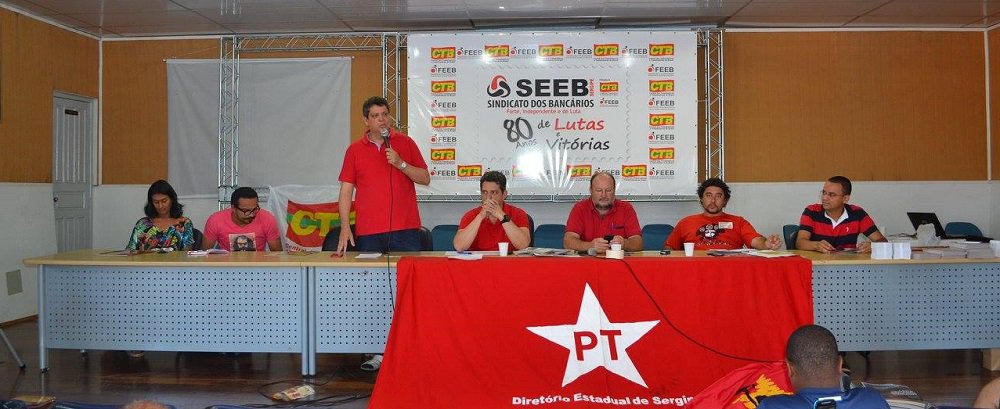 O secretário nacional de Finanças do PT, Márcio Macêdo, defendeu, em reunião da Direção Estadual do partido, em Sergipe, que aconteceu no sábado (12), que a legenda esteja unida para enfrentar a tentativa de impeachment da presidente Dilma Rousseff. ele ressaltou que o momento político e econômico do país é complexo, mas disse acreditar que será possível superar as dificuldades; ele estabeleceu como pontos centrais “defender o mandato da presidente Dilma Rousseff e preservar o PT e o ex-presidente Lula” (Foto: Valter Lima) O secretário nacional de Finanças do PT, Márcio Macêdo, defendeu, em reunião da Direção Estadual do partido, em Sergipe, que aconteceu no sábado (12), que a legenda esteja unida para enfrentar a tentativa de impeachment da presidente Dilma Rousseff. ele ressaltou que o momento político e econômico do país é complexo, mas disse acreditar que será possível superar as dificuldades; ele estabeleceu como pontos centrais “defender o mandato da presidente Dilma Rousseff e preservar o PT e o ex-presidente Lula”