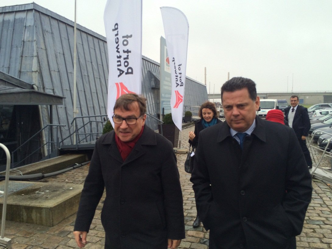 Porto de Antuérpia, litoral da Bélgica, terá espaço permanente para exposição de produtos de empresas goianas, principalmente pequenas e micro que ainda não se internacionalizaram; anúncio foi feito pelo governador de Goiás, Marconi Perillo, durante visita oficial que fez nesta quinta-feira ao porto, na missão que empreende por vários países europeus; governo e a Federação das Indústrias do Estado de Goiás – FIEG - e o SEBRAE Goiás vão firmar parceria para adquirir e manter um showroom de produtos goianos no local de maior concentração de compradores que abastecem todo o mercado da Europa (Foto: José Barbacena) Porto de Antuérpia, litoral da Bélgica, terá espaço permanente para exposição de produtos de empresas goianas, principalmente pequenas e micro que ainda não se internacionalizaram; anúncio foi feito pelo governador de Goiás, Marconi Perillo, durante visita oficial que fez nesta quinta-feira ao porto, na missão que empreende por vários países europeus; governo e a Federação das Indústrias do Estado de Goiás – FIEG - e o SEBRAE Goiás vão firmar parceria para adquirir e manter um showroom de produtos goianos no local de maior concentração de compradores que abastecem todo o mercado da Europa