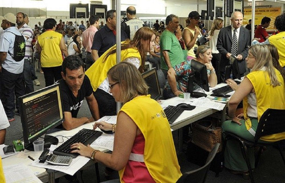 Contribuinte interessado em quitar ou renegociar os débitos de IPVA, ICMS e ITCD tem até esta sexta-feira (27) para fazê-lo nos postos de atendimentos da Secretaria da Fazenda (Sefaz) ou pela internet; descontos em multas são de até 98% e a possibilidade de parcelamento em até 60 vezes; Mutirão renegociou dívidas de mais de 36,1 mil contribuintes de Goiás; até o momento, o Estado já arrecadou R$ 51,6 milhões, entre pagamentos à vista e a quitação da primeira parcela daqueles que dividiram seus débitos (Foto: Realle Palazzo-Martini) Contribuinte interessado em quitar ou renegociar os débitos de IPVA, ICMS e ITCD tem até esta sexta-feira (27) para fazê-lo nos postos de atendimentos da Secretaria da Fazenda (Sefaz) ou pela internet; descontos em multas são de até 98% e a possibilidade de parcelamento em até 60 vezes; Mutirão renegociou dívidas de mais de 36,1 mil contribuintes de Goiás; até o momento, o Estado já arrecadou R$ 51,6 milhões, entre pagamentos à vista e a quitação da primeira parcela daqueles que dividiram seus débitos