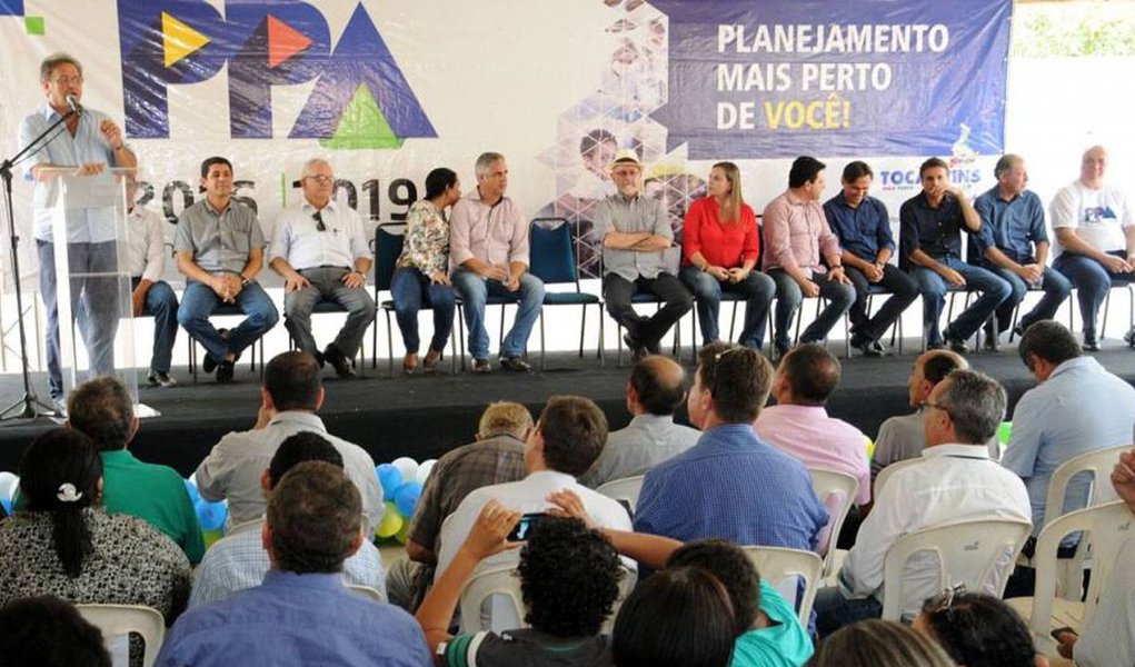 Após percorrer sete regiões, as discussões do Plano Plurianual (PPA) dos próximos quatros anos chegaram ao fim nesta segunda-feira, 19, com a participação dos moradores do centro-oeste do Estado, que se reuniram no município de Lagoa da Confusão; "Nestes encontros, cada um demonstrou sua convicção e o que ele quer para o seu município. Estamos no caminho ideal para atender às demandas que temos no Estado", enfatizou o governador Marcelo Miranda (PMDB) (Foto: Aquiles Lins) Após percorrer sete regiões, as discussões do Plano Plurianual (PPA) dos próximos quatros anos chegaram ao fim nesta segunda-feira, 19, com a participação dos moradores do centro-oeste do Estado, que se reuniram no município de Lagoa da Confusão; "Nestes encontros, cada um demonstrou sua convicção e o que ele quer para o seu município. Estamos no caminho ideal para atender às demandas que temos no Estado", enfatizou o governador Marcelo Miranda (PMDB)