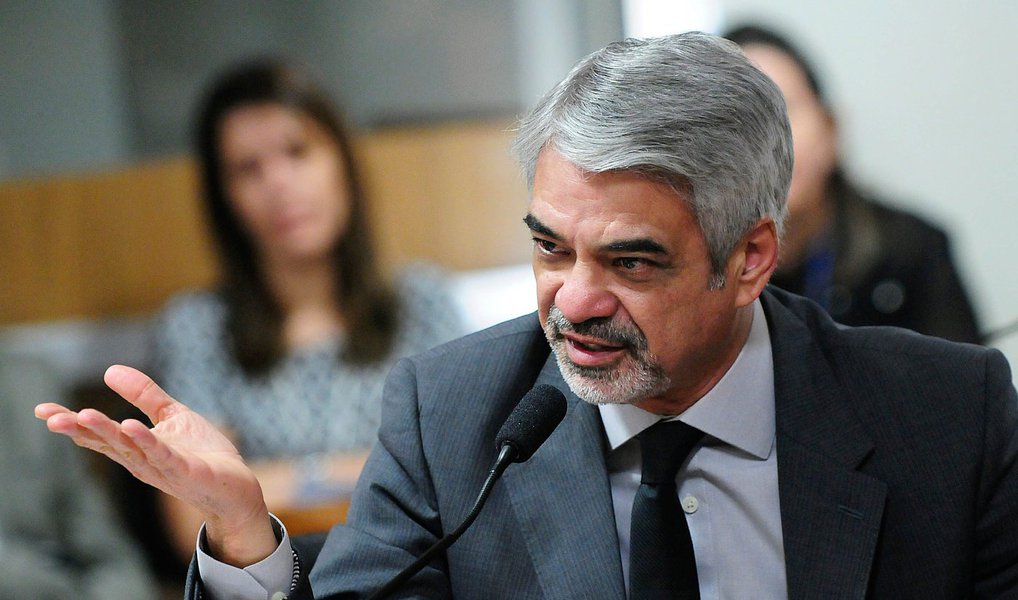 Líder do PT no Senado, Humberto Costa (PE) criticou duramente a proposta do relator do orçamento de 2016, deputado Ricardo Braga (PP-PR), de reduzir R$ 10 bilhões do programa; "Não seja um Robin Hood às avessas, senhor relator: não tire dos pobres para manter o dos ricos. Tenha a coragem de ser duro com os mais fortes e suave com os mais fracos", disse o senador; para Costa, a redução de gastos poderia ser feita em cima "dos R$ 10 bilhões de emendas parlamentares impositivas a que todos nós congressistas temos direito" (Foto: Paulo Emílio) Líder do PT no Senado, Humberto Costa (PE) criticou duramente a proposta do relator do orçamento de 2016, deputado Ricardo Braga (PP-PR), de reduzir R$ 10 bilhões do programa; "Não seja um Robin Hood às avessas, senhor relator: não tire dos pobres para manter o dos ricos. Tenha a coragem de ser duro com os mais fortes e suave com os mais fracos", disse o senador; para Costa, a redução de gastos poderia ser feita em cima "dos R$ 10 bilhões de emendas parlamentares impositivas a que todos nós congressistas temos direito"