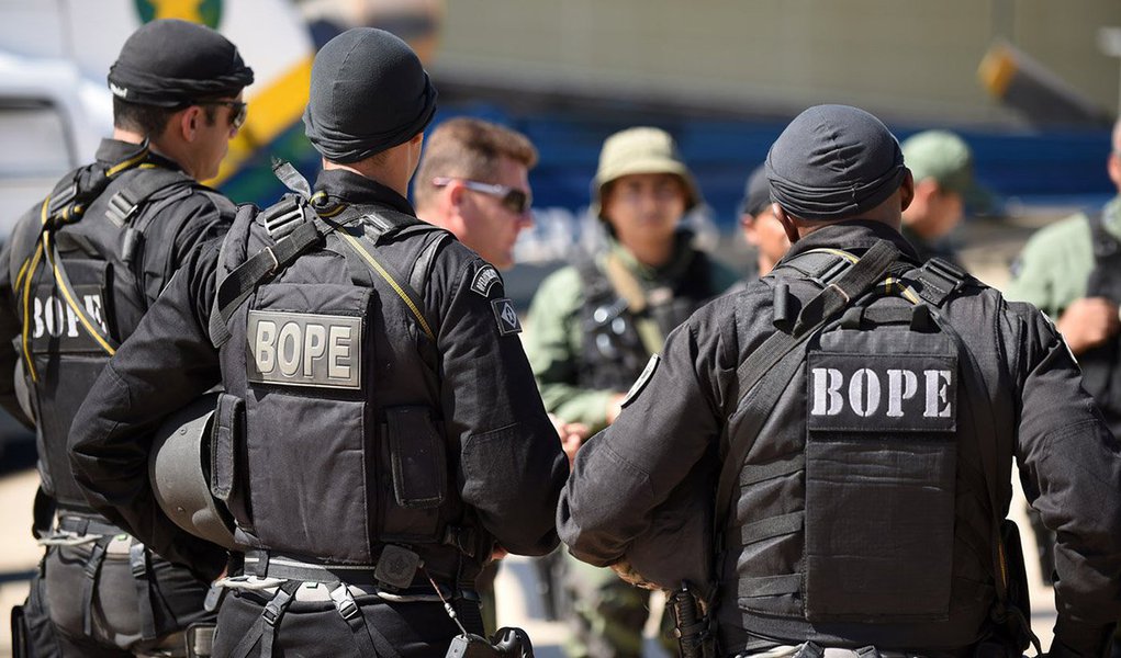 Uma operação deflagrada pela Polícia Militar e pelo Ministério Público para prender cinco PMs suspeitos de receber propina de traficantes encontrou R$ 70 mil na casa do PM Rodrigo Meleipe Vermelho Reis, que segue foragido; segundo a PM, Meleipe está fora do País; a polícia já teria feito contato com o agente, que prometeu se entregar (Foto: Leonardo Lucena) Uma operação deflagrada pela Polícia Militar e pelo Ministério Público para prender cinco PMs suspeitos de receber propina de traficantes encontrou R$ 70 mil na casa do PM Rodrigo Meleipe Vermelho Reis, que segue foragido; segundo a PM, Meleipe está fora do País; a polícia já teria feito contato com o agente, que prometeu se entregar