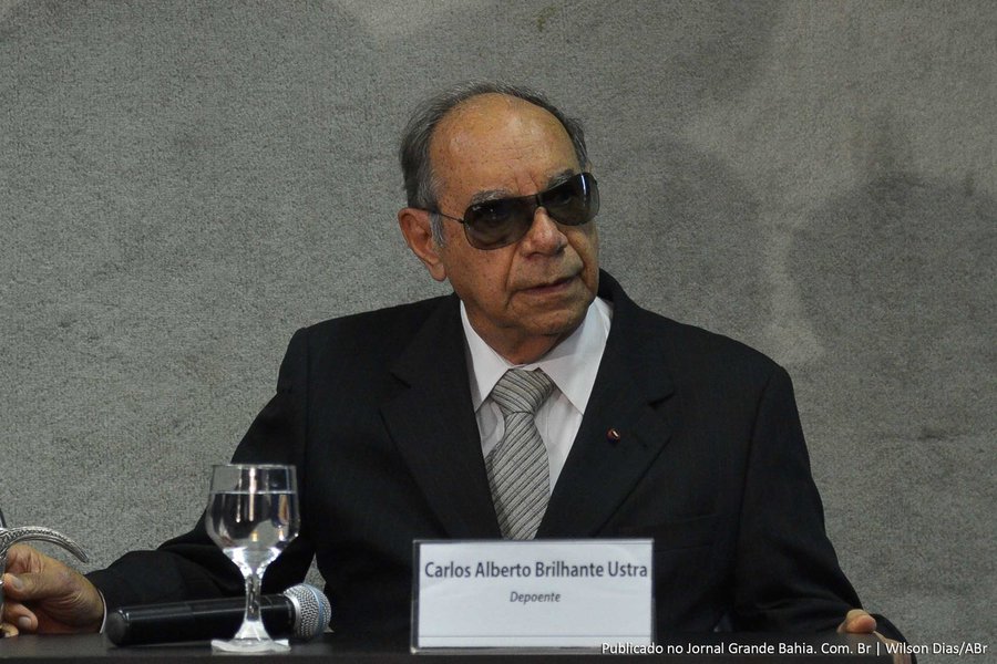 "O coronel morreu respondendo a vários processos por tortura, mas não chegou a ser condenado em nenhum. O manto da reciprocidade da Lei da Anistia o protegeu. E se tivesse sido, a idade o dispensaria de cumprir pena. Morreu em paz. Já os parentes de mortos, torturados e desaparecidos que passaram pelo DOI-CODI de São Paulo, que ele comandou, não estão em paz. Não entendem que uma unidade do Exército possa ter promovido ontem uma homenagem póstuma a Ustra", escreve Tereza Cruvinel, lembrando que ontem, por coincidência, "também foi lembrada a passagem dos 30 anos da morte de Valdimir Herzog, sob tortura, naquela unidade" (Foto: Tereza Cruvinel) "O coronel morreu respondendo a vários processos por tortura, mas não chegou a ser condenado em nenhum. O manto da reciprocidade da Lei da Anistia o protegeu. E se tivesse sido, a idade o dispensaria de cumprir pena. Morreu em paz. Já os parentes de mortos, torturados e desaparecidos que passaram pelo DOI-CODI de São Paulo, que ele comandou, não estão em paz. Não entendem que uma unidade do Exército possa ter promovido ontem uma homenagem póstuma a Ustra", escreve Tereza Cruvinel, lembrando que ontem, por coincidência, "também foi lembrada a passagem dos 30 anos da morte de Valdimir Herzog, sob tortura, naquela unidade"