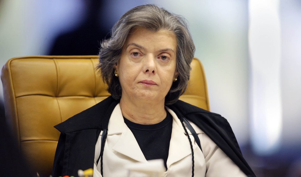 Ministra do Supremo Tribunal Federal (STF) Cármen Lúcia disse que a palavra "crise" está desmoralizada no país; "Desde criança eu ouço que o Brasil está em crise, então, para mim, essa palavra está desmoralizada", afirmou em referência ao atual momento político e econômico nacional; ela também teceu elogios à Constituição ao dizer que "nossa constituição não é perfeita, mas nenhuma constituição é perfeita. É uma boa constituição, que se faz necessária nesse momento de transição de agruras para grandes possibilidades. Se a cumprirmos, corremos o sério risco de entrar em uma democracia permanente e exemplar" (Foto: Paulo Emílio) Ministra do Supremo Tribunal Federal (STF) Cármen Lúcia disse que a palavra "crise" está desmoralizada no país; "Desde criança eu ouço que o Brasil está em crise, então, para mim, essa palavra está desmoralizada", afirmou em referência ao atual momento político e econômico nacional; ela também teceu elogios à Constituição ao dizer que "nossa constituição não é perfeita, mas nenhuma constituição é perfeita. É uma boa constituição, que se faz necessária nesse momento de transição de agruras para grandes possibilidades. Se a cumprirmos, corremos o sério risco de entrar em uma democracia permanente e exemplar"
