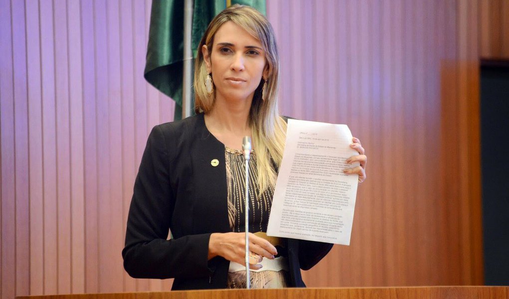 Com o risco de ter sua candidatura à presidência do PMDB-MA impugnada por não pagar as contribuições devidas ao partido, a deputada estadual Andrea Murad afirmou, via assessoria de imprensa, o "Diretório Estadual do PMDB nunca comunicou a deputada ou à Assembleia Legislativa, agência e conta, nas quais deve ser feita o depósito da contribuição, pois, conforme o Estatuto, a contribuição é feita diretamente por meio de débito em conta corrente"; "O mais grave é que a deputada nunca teve conhecimento da realização de reunião da Comissão Executiva do partido para deliberar sobre a Resolução que disciplina as contribuições dos filiados" (Foto: Leonardo Lucena) Com o risco de ter sua candidatura à presidência do PMDB-MA impugnada por não pagar as contribuições devidas ao partido, a deputada estadual Andrea Murad afirmou, via assessoria de imprensa, o "Diretório Estadual do PMDB nunca comunicou a deputada ou à Assembleia Legislativa, agência e conta, nas quais deve ser feita o depósito da contribuição, pois, conforme o Estatuto, a contribuição é feita diretamente por meio de débito em conta corrente"; "O mais grave é que a deputada nunca teve conhecimento da realização de reunião da Comissão Executiva do partido para deliberar sobre a Resolução que disciplina as contribuições dos filiados"