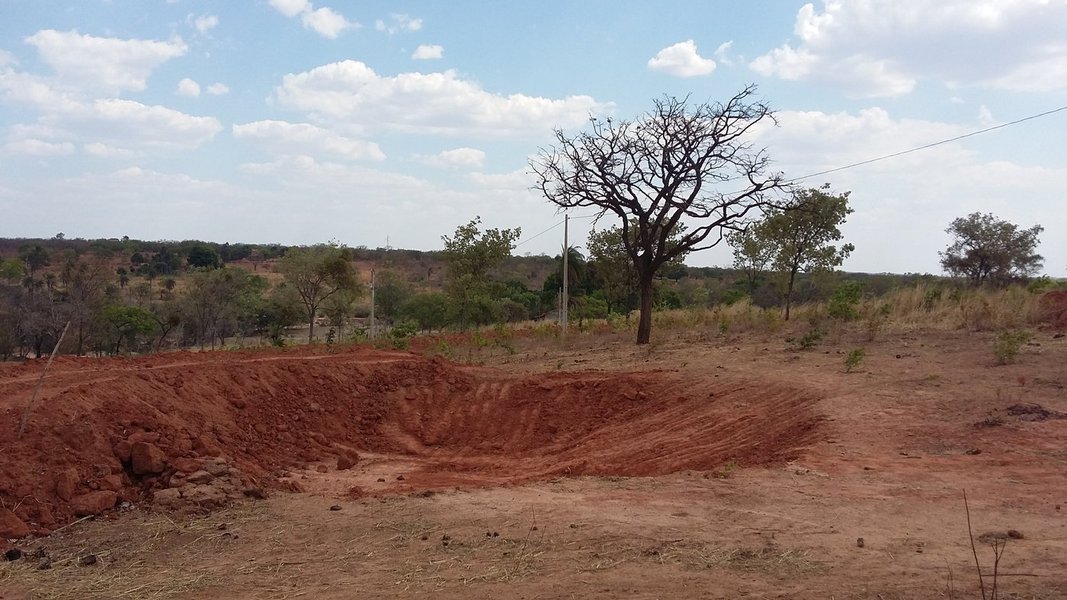 O projeto “Produzindo água no semiárido”, desenvolvido numa parceria entre produtores rurais, Empresa de Assistência Técnica e Extensão Rural do Estado de Minas Gerais (Emater-MG) e prefeitura municipal, busca preservar e recuperar as nascentes prejudicadas com a estiagem que atinge a região; Nos últimos três anos os produtores rurais do município sofrem com a seca do reservatório do Rio Mangair Os 20 mananciais que abastecem a região secaram e cerca de 80% das lavouras foram perdidas durante o período (Foto: Luis Mauro Queiroz) O projeto “Produzindo água no semiárido”, desenvolvido numa parceria entre produtores rurais, Empresa de Assistência Técnica e Extensão Rural do Estado de Minas Gerais (Emater-MG) e prefeitura municipal, busca preservar e recuperar as nascentes prejudicadas com a estiagem que atinge a região; Nos últimos três anos os produtores rurais do município sofrem com a seca do reservatório do Rio Mangair Os 20 mananciais que abastecem a região secaram e cerca de 80% das lavouras foram perdidas durante o período
