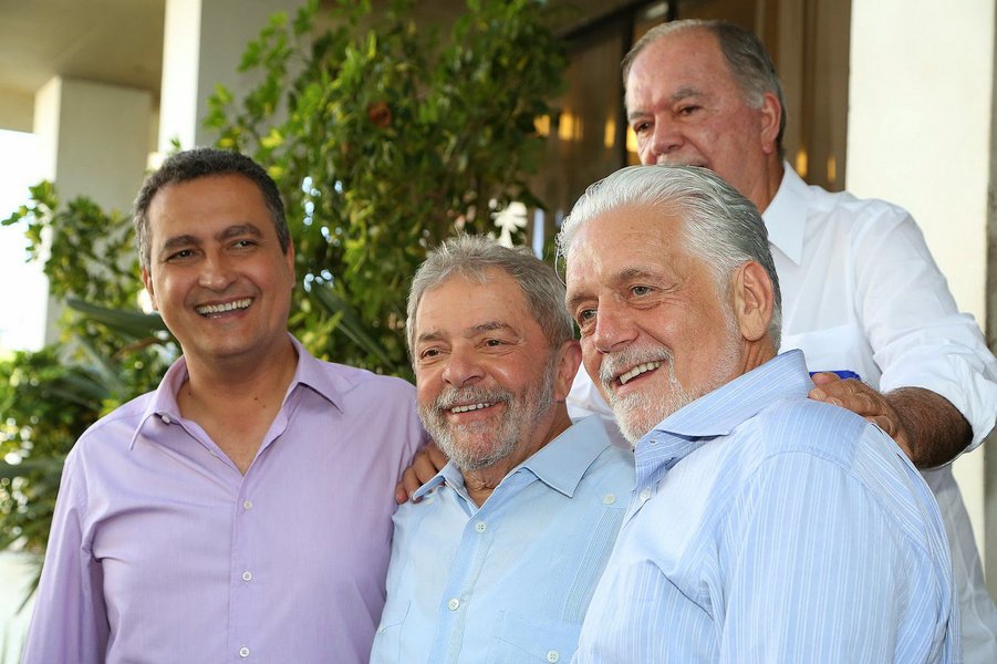 Em Salvador nesta sexta-feira, o ex-presidente Lula destacou o potencial político do ministro da Casa Civil e ex-governador da Bahia, Jaques Wagner; "Nós tivemos um governador que se transformou num fenômeno político. Porque o Jaques Wagner ganhar as eleições no primeiro turno, ganhar o segundo mandato no primeiro turno e eleger alguém depois no primeiro turno, significa que o bicho entende de política, e que ele está perto do que a gente chama de gênio na política", disse Lula; o ex-presidente também fez avaliação politica do governador Rui Costa, e declarou que "ele pode estar próximo de revolucionar a educação na Bahia" (Foto: Romulo Faro) Em Salvador nesta sexta-feira, o ex-presidente Lula destacou o potencial político do ministro da Casa Civil e ex-governador da Bahia, Jaques Wagner; "Nós tivemos um governador que se transformou num fenômeno político. Porque o Jaques Wagner ganhar as eleições no primeiro turno, ganhar o segundo mandato no primeiro turno e eleger alguém depois no primeiro turno, significa que o bicho entende de política, e que ele está perto do que a gente chama de gênio na política", disse Lula; o ex-presidente também fez avaliação politica do governador Rui Costa, e declarou que "ele pode estar próximo de revolucionar a educação na Bahia"