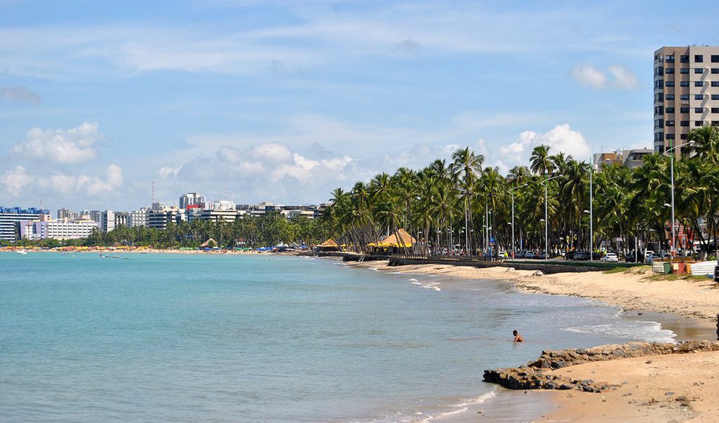 Pesquisa realizada pela Universidade Federal de Alagoas (Ufal) revela que a balneabilidade das praias urbanas de Maceió é a pior dos últimos dez anos e mostra que, entre 2014 e 2015, elas têm permanecido impróprias para banho; resultados obtidos apontam que Maceió é a capital do Nordeste cuja qualidade das praias é a mais deteriorada; causa desse quadro alarmante é um colapso no sistema de esgotamento sanitário que serve a região (Foto: Voney Malta) Pesquisa realizada pela Universidade Federal de Alagoas (Ufal) revela que a balneabilidade das praias urbanas de Maceió é a pior dos últimos dez anos e mostra que, entre 2014 e 2015, elas têm permanecido impróprias para banho; resultados obtidos apontam que Maceió é a capital do Nordeste cuja qualidade das praias é a mais deteriorada; causa desse quadro alarmante é um colapso no sistema de esgotamento sanitário que serve a região