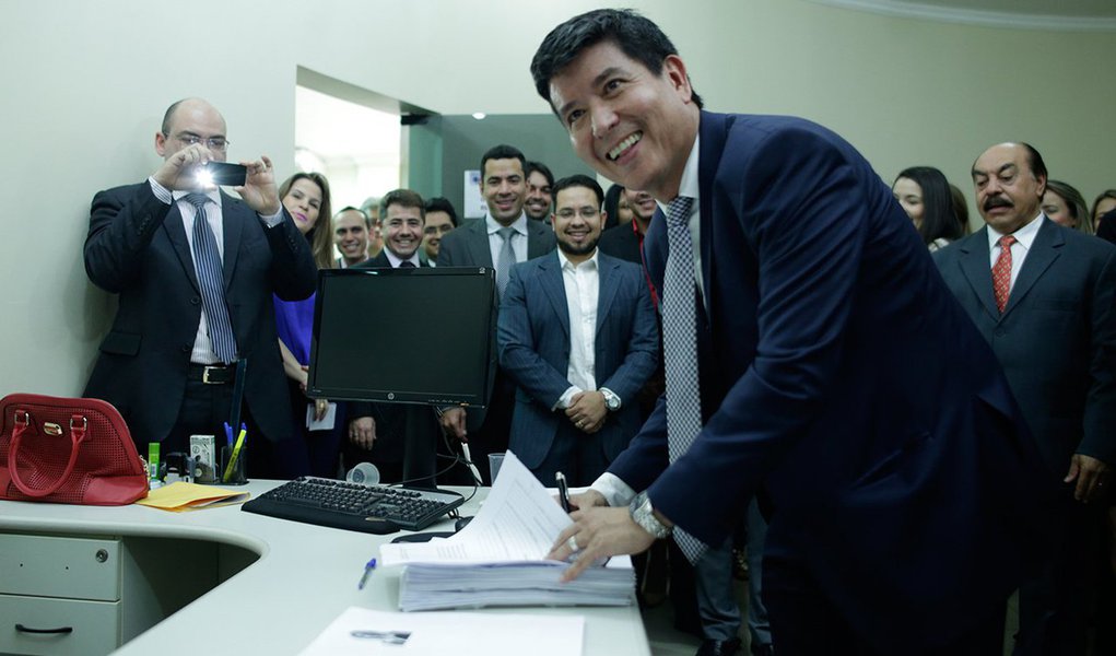 Oposicionista à atual gestão da Ordem dos Advogados do Brasil no Tocantins (OAB-TO), o advogado Walter Ohofugi registrou nessa quinta-feira, 22, a chapa para disputar a presidência da entidade; segundo Ohofugi, a intenção da chapa é promover uma "mudança radical" na forma como a Ordem é gerida. "E também será uma mudança ideológica, pois pensamos bem diferente do que vem sendo aplicado no atual modelo", disse Ohofugi; eleições acontecem no dia 25 de novembro (Foto: Aquiles Lins) Oposicionista à atual gestão da Ordem dos Advogados do Brasil no Tocantins (OAB-TO), o advogado Walter Ohofugi registrou nessa quinta-feira, 22, a chapa para disputar a presidência da entidade; segundo Ohofugi, a intenção da chapa é promover uma "mudança radical" na forma como a Ordem é gerida. "E também será uma mudança ideológica, pois pensamos bem diferente do que vem sendo aplicado no atual modelo", disse Ohofugi; eleições acontecem no dia 25 de novembro