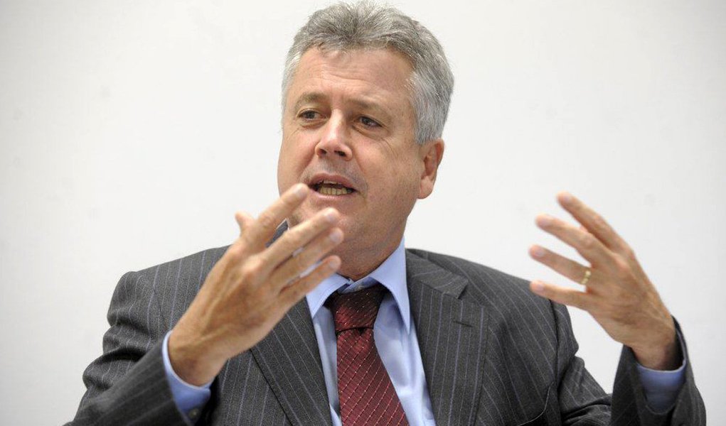 O governador do Distrito Federal, Rodrigo Rollemberg, estreitou o diálogo com categorias em greve; no domingo (18), os 1,4 mil agentes socioeducativos decidiram encerrar a paralisação que durava dez dias; o GDF tem mostrado aos deputados distritais a situação do orçamento defasado do Executivo; a validação dos projetos de lei é indispensável para a formulação de um cronograma de pagamento dos reajustes autorizados pela gestão anterior, em 2013, a 32 categorias profissionais (Foto: Leonardo Lucena) O governador do Distrito Federal, Rodrigo Rollemberg, estreitou o diálogo com categorias em greve; no domingo (18), os 1,4 mil agentes socioeducativos decidiram encerrar a paralisação que durava dez dias; o GDF tem mostrado aos deputados distritais a situação do orçamento defasado do Executivo; a validação dos projetos de lei é indispensável para a formulação de um cronograma de pagamento dos reajustes autorizados pela gestão anterior, em 2013, a 32 categorias profissionais