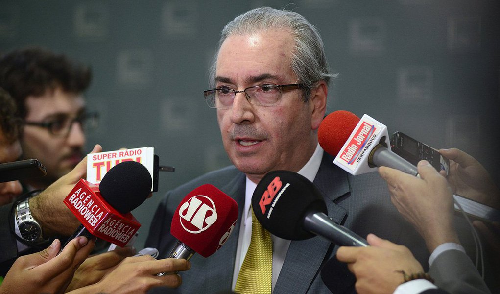 O presidente da Câmara, Eduardo Cunha (PMDB-RJ), afirmou nesta quinta (26) que é possível que decida até a próxima segunda (30) autorizar ou arquivar os pedidos de impeachment contra a presidente Dilma Rousseff; segundo ele, estão prontos todos os pareceres em relação aos pedidos de impeachment; "Quem sabe segunda (30)? Novembro acaba na segunda-feira e eu ainda não estou inadimplente", disse (Foto: Valter Lima) O presidente da Câmara, Eduardo Cunha (PMDB-RJ), afirmou nesta quinta (26) que é possível que decida até a próxima segunda (30) autorizar ou arquivar os pedidos de impeachment contra a presidente Dilma Rousseff; segundo ele, estão prontos todos os pareceres em relação aos pedidos de impeachment; "Quem sabe segunda (30)? Novembro acaba na segunda-feira e eu ainda não estou inadimplente", disse
