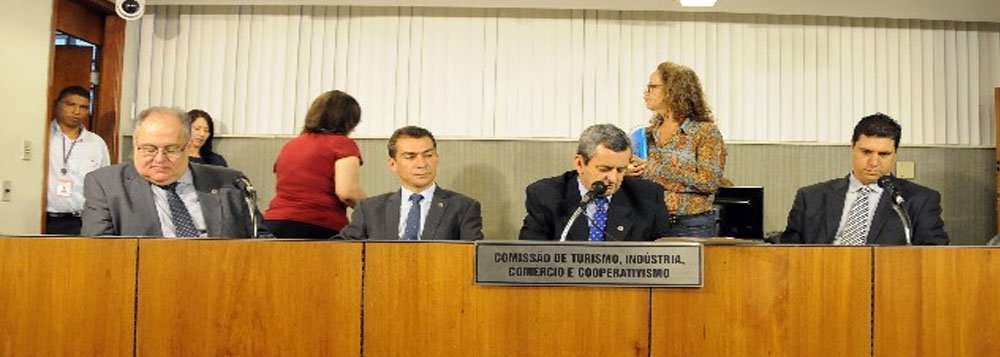 Essas mudanças constam da Resolução 5.511/15, publicada no Diário do Legislativo do dia seguinte; Ela altera a Resolução 5.176/97, que contém o Regimento Interno da Casa; Esse novo regimento foi lançado na última quinta-feira (10/12/15) pelo presidente da ALMG, deputado Adalclever Lopes (PMDB) (Foto: Luis Mauro Queiroz) Essas mudanças constam da Resolução 5.511/15, publicada no Diário do Legislativo do dia seguinte; Ela altera a Resolução 5.176/97, que contém o Regimento Interno da Casa; Esse novo regimento foi lançado na última quinta-feira (10/12/15) pelo presidente da ALMG, deputado Adalclever Lopes (PMDB)