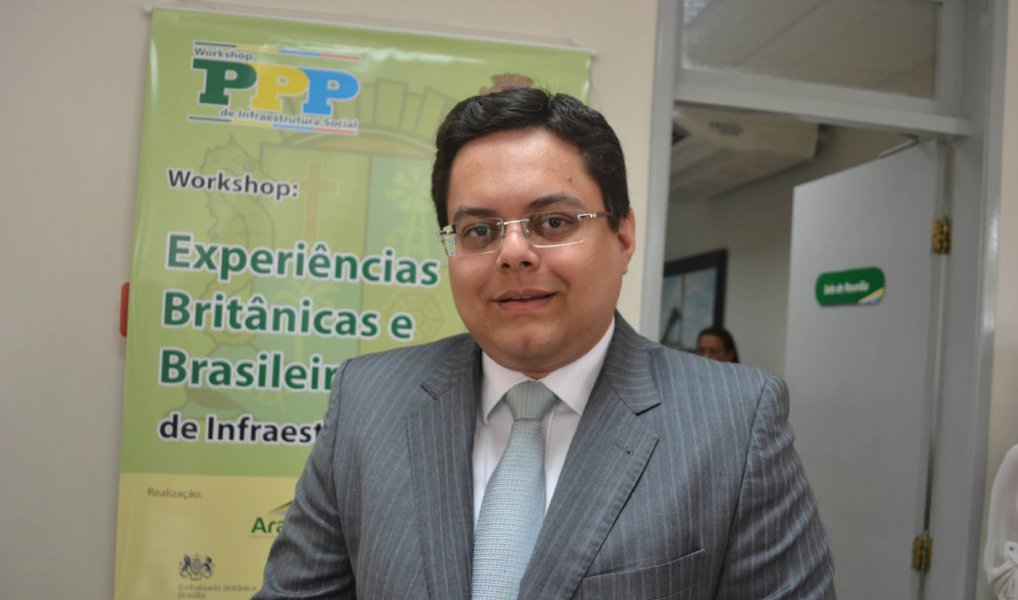 A prefeitura de Aracaju trabalha com a previsão de orçamento para 2016 inferior ao valor deste ano; segundo o secretário de Planejamento, Orçamento e Gestão da capital, Igor Albuquerque, a elaboração da lei para o próximo ano está sendo feita com um valor 1,65% menor, o que representa R$ 30 milhões a menos; para 2016, a previsão orçamentária será de R$ 1,766 bilhão; “Em 2016 todo mundo terá menos e é necessário agir com responsabilidade para reduzir os custos. É melhor assumir uma postura mais conservadora agora do que dar um salto que não poderemos dar conta”, disse Igor (Foto: Valter Lima) A prefeitura de Aracaju trabalha com a previsão de orçamento para 2016 inferior ao valor deste ano; segundo o secretário de Planejamento, Orçamento e Gestão da capital, Igor Albuquerque, a elaboração da lei para o próximo ano está sendo feita com um valor 1,65% menor, o que representa R$ 30 milhões a menos; para 2016, a previsão orçamentária será de R$ 1,766 bilhão; “Em 2016 todo mundo terá menos e é necessário agir com responsabilidade para reduzir os custos. É melhor assumir uma postura mais conservadora agora do que dar um salto que não poderemos dar conta”, disse Igor