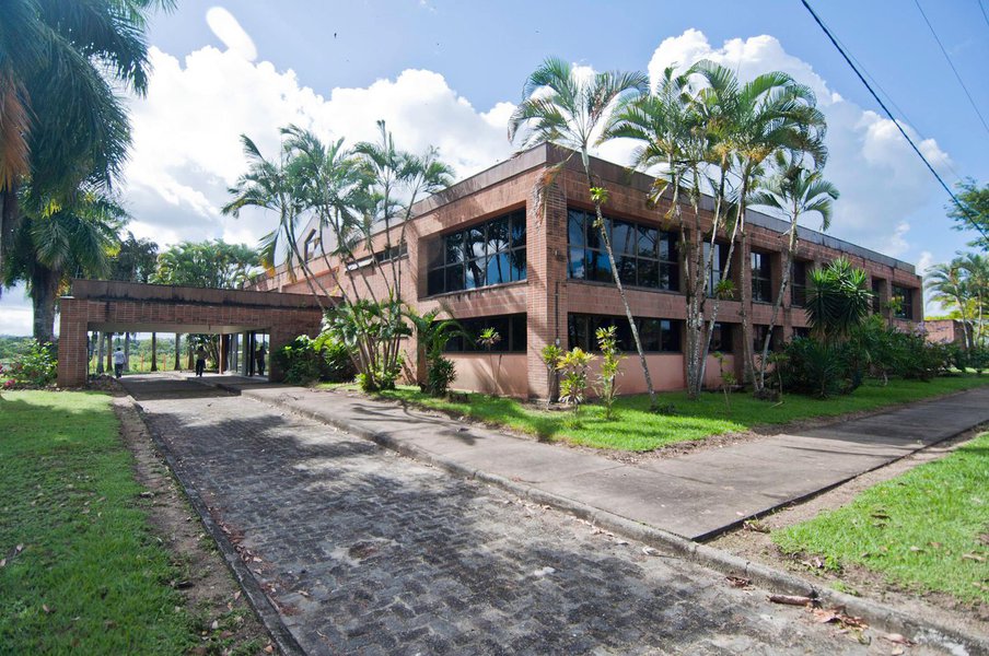 A implantação da Universidade Federal do Sul da Bahia (UFSB) será debatida em audiência pública da Comissão de Educação, Cultura e Esporte (CE), nesta quarta-feira (16), às 11h; para o debate foram convidados o reitor da Universidade Federal do Sul da Bahia (UFSB), Naomar Monteiro de Almeida Filho; o secretário de Educação Superior do Ministério da Educação, Jesualdo Pereira Farias; e Osvaldo Barreto Filho, secretário de Educação do estado da Bahia (Foto: Romulo Faro) A implantação da Universidade Federal do Sul da Bahia (UFSB) será debatida em audiência pública da Comissão de Educação, Cultura e Esporte (CE), nesta quarta-feira (16), às 11h; para o debate foram convidados o reitor da Universidade Federal do Sul da Bahia (UFSB), Naomar Monteiro de Almeida Filho; o secretário de Educação Superior do Ministério da Educação, Jesualdo Pereira Farias; e Osvaldo Barreto Filho, secretário de Educação do estado da Bahia
