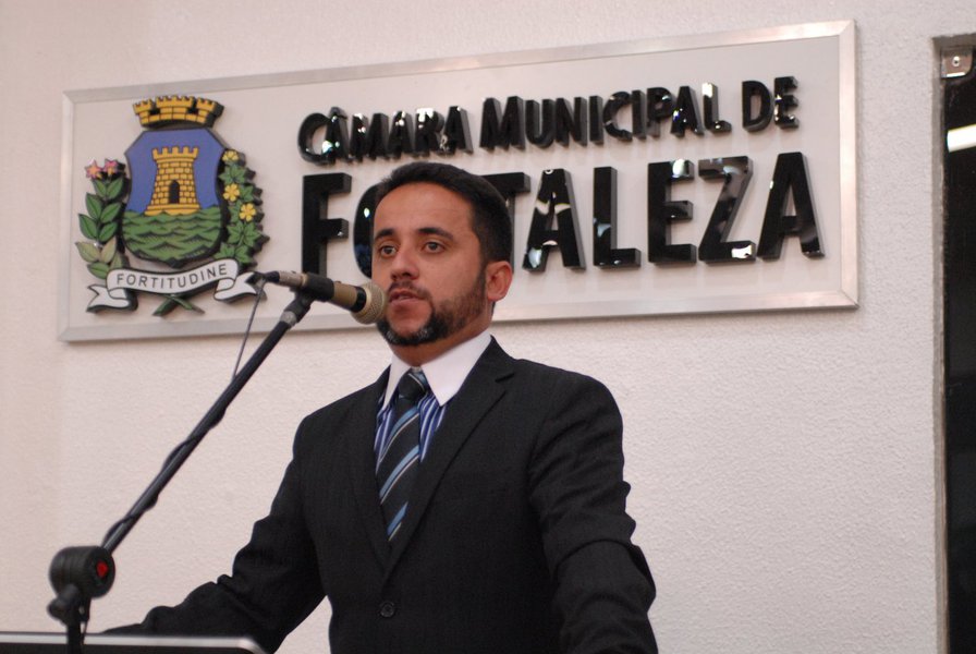 Acusado pelo Ministério Público do Ceará dos crimes de peculado, lavagem de dinheiro e participação em organização criminosa, o ex-vereador Leonelzinho Alencar (PTdoB) teve os bens bloqueados pela justiça nesta segunda-feira (28). Foi ordenado o congelamento de contas bancárias, além de quatro carros e um apartamento comprados de forma irregular, segundo a acusação (Foto: Rodrigo Rocha) Acusado pelo Ministério Público do Ceará dos crimes de peculado, lavagem de dinheiro e participação em organização criminosa, o ex-vereador Leonelzinho Alencar (PTdoB) teve os bens bloqueados pela justiça nesta segunda-feira (28). Foi ordenado o congelamento de contas bancárias, além de quatro carros e um apartamento comprados de forma irregular, segundo a acusação