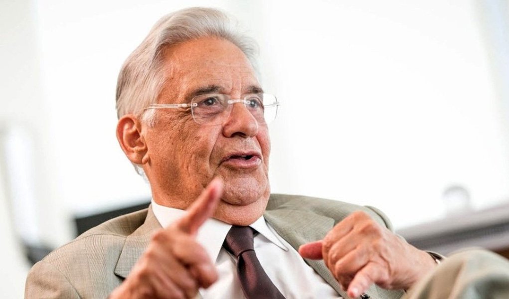 Diante do novo pedido de impeachment apresentado na Câmara pela oposição, o ex-presidente tucano Fernando Henrique Cardoso disse a executivos que substituir a presidente Dilma Rousseff não é a solução para a crise política: “Quando o Executivo não tem apoio da sociedade também não tem do Congresso. No caso atual, nem quero personalizar muito, a estrutura do nosso sistema político é tão antiquada que ela precisa mudar. Se você não mudar essa estrutura não há líder que aguente. Tem que haver mudança da estrutura de comando no Brasil. Não estou falando de impeachment, nada disso. Porque também mudar a pessoa não resolve. Tem que mudar mais coisas do que a pessoa”, afirmou (Foto: Roberta Namour) Diante do novo pedido de impeachment apresentado na Câmara pela oposição, o ex-presidente tucano Fernando Henrique Cardoso disse a executivos que substituir a presidente Dilma Rousseff não é a solução para a crise política: “Quando o Executivo não tem apoio da sociedade também não tem do Congresso. No caso atual, nem quero personalizar muito, a estrutura do nosso sistema político é tão antiquada que ela precisa mudar. Se você não mudar essa estrutura não há líder que aguente. Tem que haver mudança da estrutura de comando no Brasil. Não estou falando de impeachment, nada disso. Porque também mudar a pessoa não resolve. Tem que mudar mais coisas do que a pessoa”, afirmou