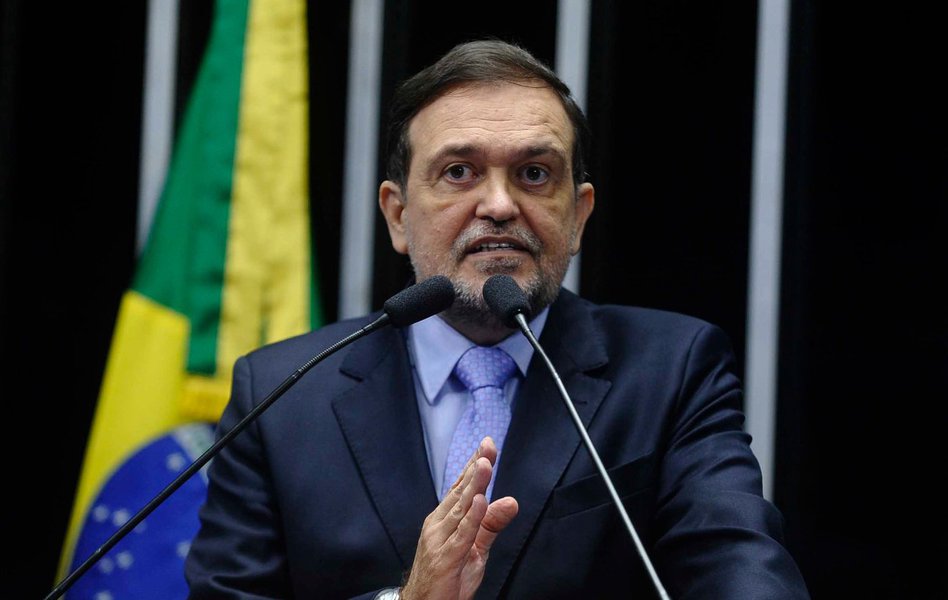 Quem assumirá seu lugar é a ex-ministra-chefe da Casa Civil Gleisi Hoffmann; o governo teria sido direto com Walter Pinheiro (BA), ao dizer que precisava de alguém 'de confiança' para lutar pela defesa das contas da presidente Dilma Rousseff referentes ao exercício 2014, que chegaram ao Congresso com parecer de rejeição do TCU; o senador não teria se importado com a mudança; conforme apurou o 247 com a direção do PT no Senado, o parlamentar, que é um dos mais qualificados para discutir orçamento na Casa, vinha demonstrando pouco interesse em participar dos debates da comissão (Foto: Romulo Faro) Quem assumirá seu lugar é a ex-ministra-chefe da Casa Civil Gleisi Hoffmann; o governo teria sido direto com Walter Pinheiro (BA), ao dizer que precisava de alguém 'de confiança' para lutar pela defesa das contas da presidente Dilma Rousseff referentes ao exercício 2014, que chegaram ao Congresso com parecer de rejeição do TCU; o senador não teria se importado com a mudança; conforme apurou o 247 com a direção do PT no Senado, o parlamentar, que é um dos mais qualificados para discutir orçamento na Casa, vinha demonstrando pouco interesse em participar dos debates da comissão