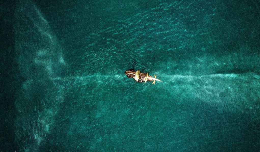 Filme "No Coração do Mar", de Ron Howard, teve uma estreia decepcionante nos EUA, com arrecadação de US$ 11 milhões; com uma produção orçada em 100 milhões de dólares, o filme deverá resultar em fiasco para a Warner Bros, estúdio responsável pelo filme que conta a história do Essex, um navio baleeiro que teve um encontro violento com uma baleia cachalote; tragédia -que incluiu até atos de canibalismo praticados pelos náufragos - inspirou "Moby Dick", de Herman Melville (Foto: Paulo Emílio) Filme "No Coração do Mar", de Ron Howard, teve uma estreia decepcionante nos EUA, com arrecadação de US$ 11 milhões; com uma produção orçada em 100 milhões de dólares, o filme deverá resultar em fiasco para a Warner Bros, estúdio responsável pelo filme que conta a história do Essex, um navio baleeiro que teve um encontro violento com uma baleia cachalote; tragédia -que incluiu até atos de canibalismo praticados pelos náufragos - inspirou "Moby Dick", de Herman Melville