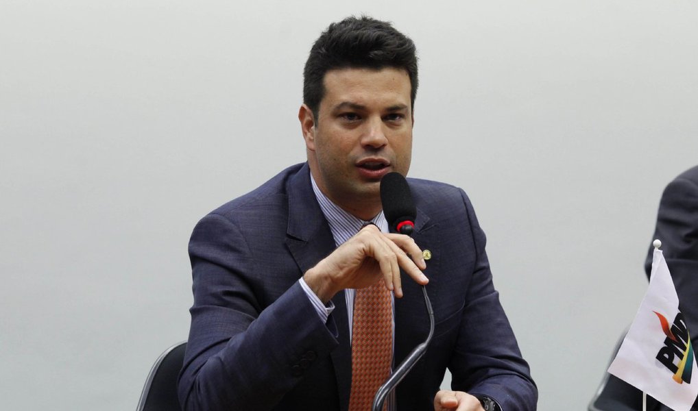 O ex-líder do PMDB na Câmara, deputado Leonardo Picciani (RJ), que foi substituído nesta quarta (9) no cargo pelo deputado Leonardo Quintão (MG), disse que a prática de trocar líder da bancada com assinaturas em listas, que vigorou há cerca de dez anos pelo período de mais ou menos dois anos, foi reaberta e, a qualquer momento, a bancada poderá novamente trocar de líder; “Há muito o PMDB tinha encerrado a prática da feitura de lista e essa prática foi reaberta hoje. Então está reaberta a temporada de lista. Pode ser que, a qualquer momento, surjam outras listas. Não me cabe tentar voltar ao posto de líder. Se for a vontade da maioria da bancada em um determinado momento, ela se expressará”, disse (Foto: Valter Lima) O ex-líder do PMDB na Câmara, deputado Leonardo Picciani (RJ), que foi substituído nesta quarta (9) no cargo pelo deputado Leonardo Quintão (MG), disse que a prática de trocar líder da bancada com assinaturas em listas, que vigorou há cerca de dez anos pelo período de mais ou menos dois anos, foi reaberta e, a qualquer momento, a bancada poderá novamente trocar de líder; “Há muito o PMDB tinha encerrado a prática da feitura de lista e essa prática foi reaberta hoje. Então está reaberta a temporada de lista. Pode ser que, a qualquer momento, surjam outras listas. Não me cabe tentar voltar ao posto de líder. Se for a vontade da maioria da bancada em um determinado momento, ela se expressará”, disse