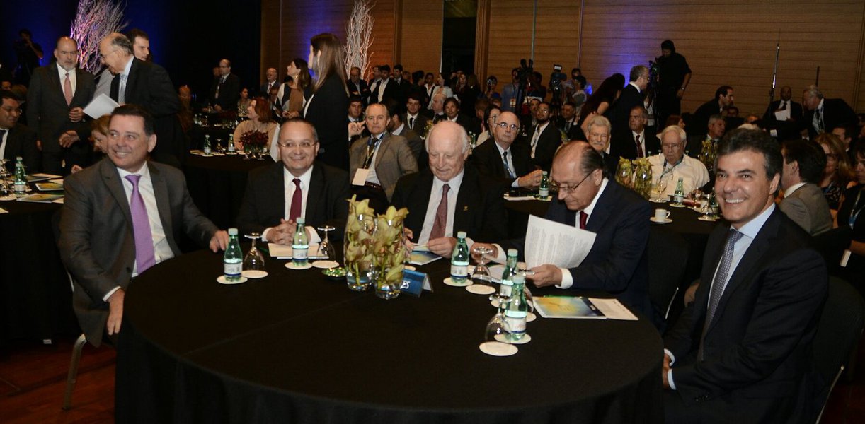 Governador de Goiás pela quarta vez, Marconi Perillo se estabelece no cenário nacional como liderança disposta a guiar o País para um novo padrão de desenvolvimento; em São Paulo, nesta semana, Marconi foi elogiado por empresários e encorajado a ser candidato à presidência da República já em 2018 e aceitou o convite do empresário Jorge Gerdau para liderar programa de reformas estruturais nos estados brasileiros, com o objetivo de garantir eficiência de gestão na máquina pública; tucano também é o líder e idealizador do Movimento do Brasil Central e neste mês o senador Ciro Nogueira (PP) declarou apoio a Marconi na disputa pelo Palácio do Planalto (Foto: José Barbacena) Governador de Goiás pela quarta vez, Marconi Perillo se estabelece no cenário nacional como liderança disposta a guiar o País para um novo padrão de desenvolvimento; em São Paulo, nesta semana, Marconi foi elogiado por empresários e encorajado a ser candidato à presidência da República já em 2018 e aceitou o convite do empresário Jorge Gerdau para liderar programa de reformas estruturais nos estados brasileiros, com o objetivo de garantir eficiência de gestão na máquina pública; tucano também é o líder e idealizador do Movimento do Brasil Central e neste mês o senador Ciro Nogueira (PP) declarou apoio a Marconi na disputa pelo Palácio do Planalto