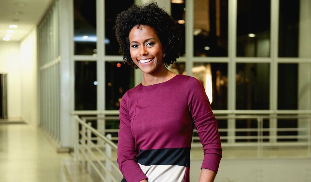 O Ministério Público de São Paulo (MPSP) promoveu uma operação com o objetivo de apreender provas por crime de racismo contra a jornalista Maria Júlia Coutinho; apenas nesta fase das investigações, a Justiça determinou 25 mandados de busca e apreensão em oito Estados –SP, MG, GO, CE, PE, AM, SC e RS; Maju, como é conhecida, sofreu ataques racistas em julho em uma publicação com a sua imagem na página oficial do "Jornal Nacional" no Facebook; foram postados comentários pejorativos e racistas, como "Vá fazer as previsões do tempo na senzala" (Foto: Leonardo Lucena) O Ministério Público de São Paulo (MPSP) promoveu uma operação com o objetivo de apreender provas por crime de racismo contra a jornalista Maria Júlia Coutinho; apenas nesta fase das investigações, a Justiça determinou 25 mandados de busca e apreensão em oito Estados –SP, MG, GO, CE, PE, AM, SC e RS; Maju, como é conhecida, sofreu ataques racistas em julho em uma publicação com a sua imagem na página oficial do "Jornal Nacional" no Facebook; foram postados comentários pejorativos e racistas, como "Vá fazer as previsões do tempo na senzala"