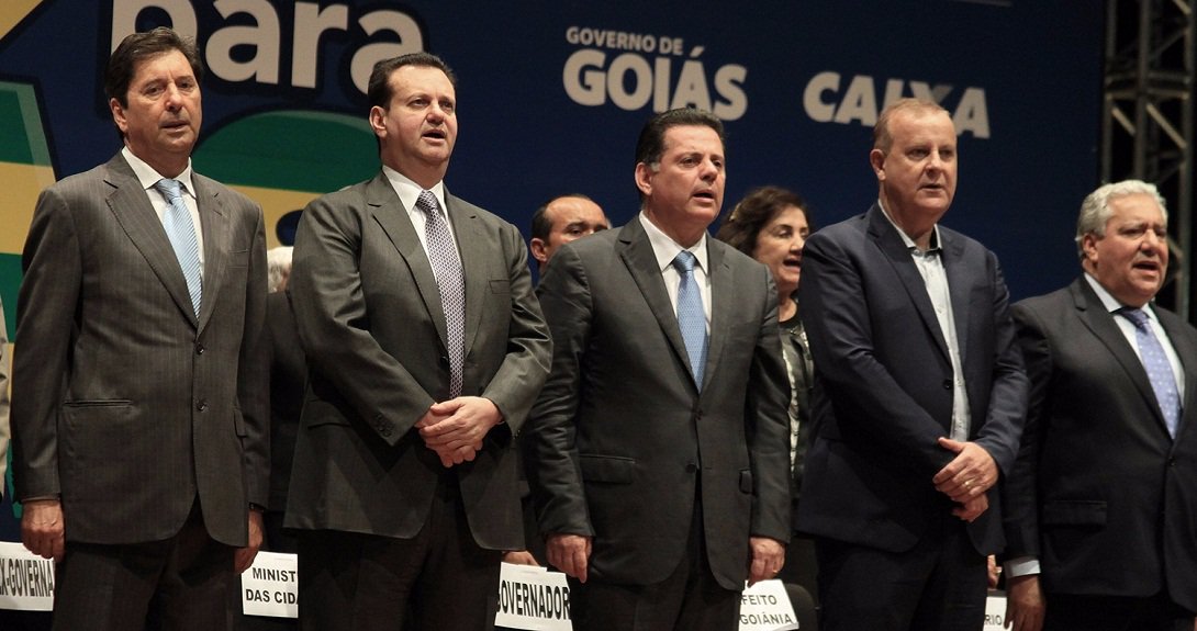 Dez municípios goianos vão receber R$ 550 milhões de investimento em saneamento básico e o trecho do BRT Norte-Sul de Goiânia, que ligará Terminal do Cruzeiro até o Terminal Veiga Jardim, em Aparecida, terá R$ 3 milhões oriundos do Orçamento Geral da União para sair do papel; ordens destes serviços foram autorizadas nesta terça-feira pelo governador Marconi Perillo e o ministro das Cidades, Gilberto Kassab, em Goiânia; expectativa é que o índice de pessoas atendidas pelo sistema de saneamento básico em Goiás chegue a 99%, após a execução destas obras; hoje, 95,7% são atendidas pelo serviço (Foto: José Barbacena) Dez municípios goianos vão receber R$ 550 milhões de investimento em saneamento básico e o trecho do BRT Norte-Sul de Goiânia, que ligará Terminal do Cruzeiro até o Terminal Veiga Jardim, em Aparecida, terá R$ 3 milhões oriundos do Orçamento Geral da União para sair do papel; ordens destes serviços foram autorizadas nesta terça-feira pelo governador Marconi Perillo e o ministro das Cidades, Gilberto Kassab, em Goiânia; expectativa é que o índice de pessoas atendidas pelo sistema de saneamento básico em Goiás chegue a 99%, após a execução destas obras; hoje, 95,7% são atendidas pelo serviço